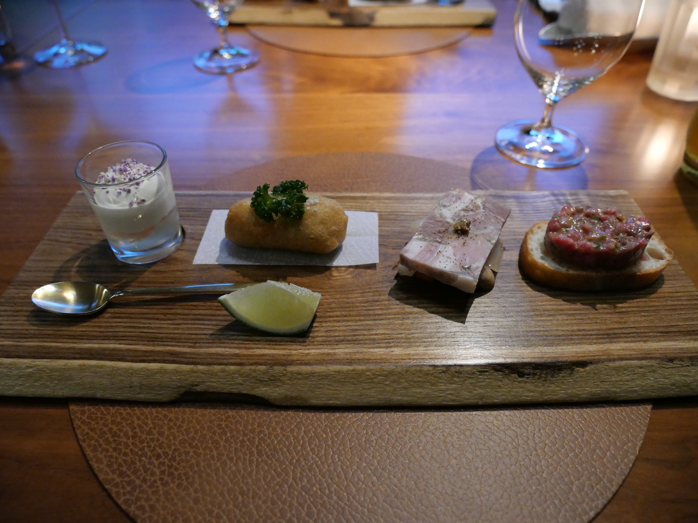 Amuse-bouche: espuma, fritter, terrine, tartare.