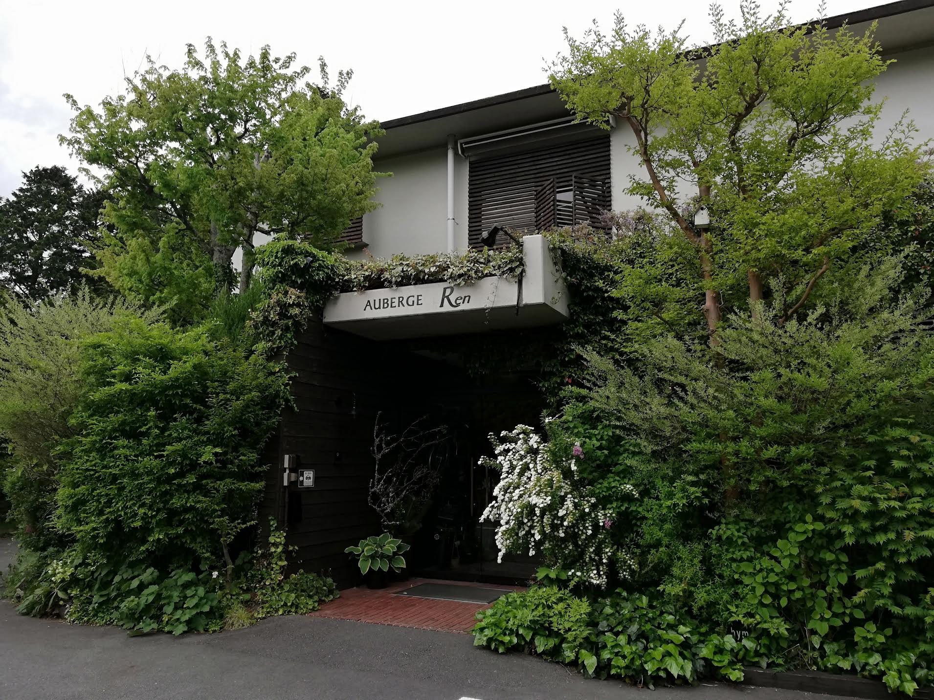 Arrival: a modern house half-hidden in the green of Sengokuhara.
