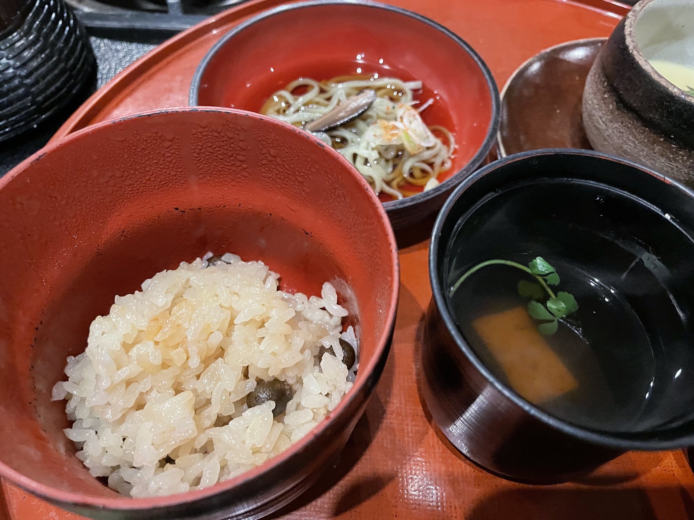 The closing tray in red lacquer: mixed rice, handmade udon and a bowl of soup.