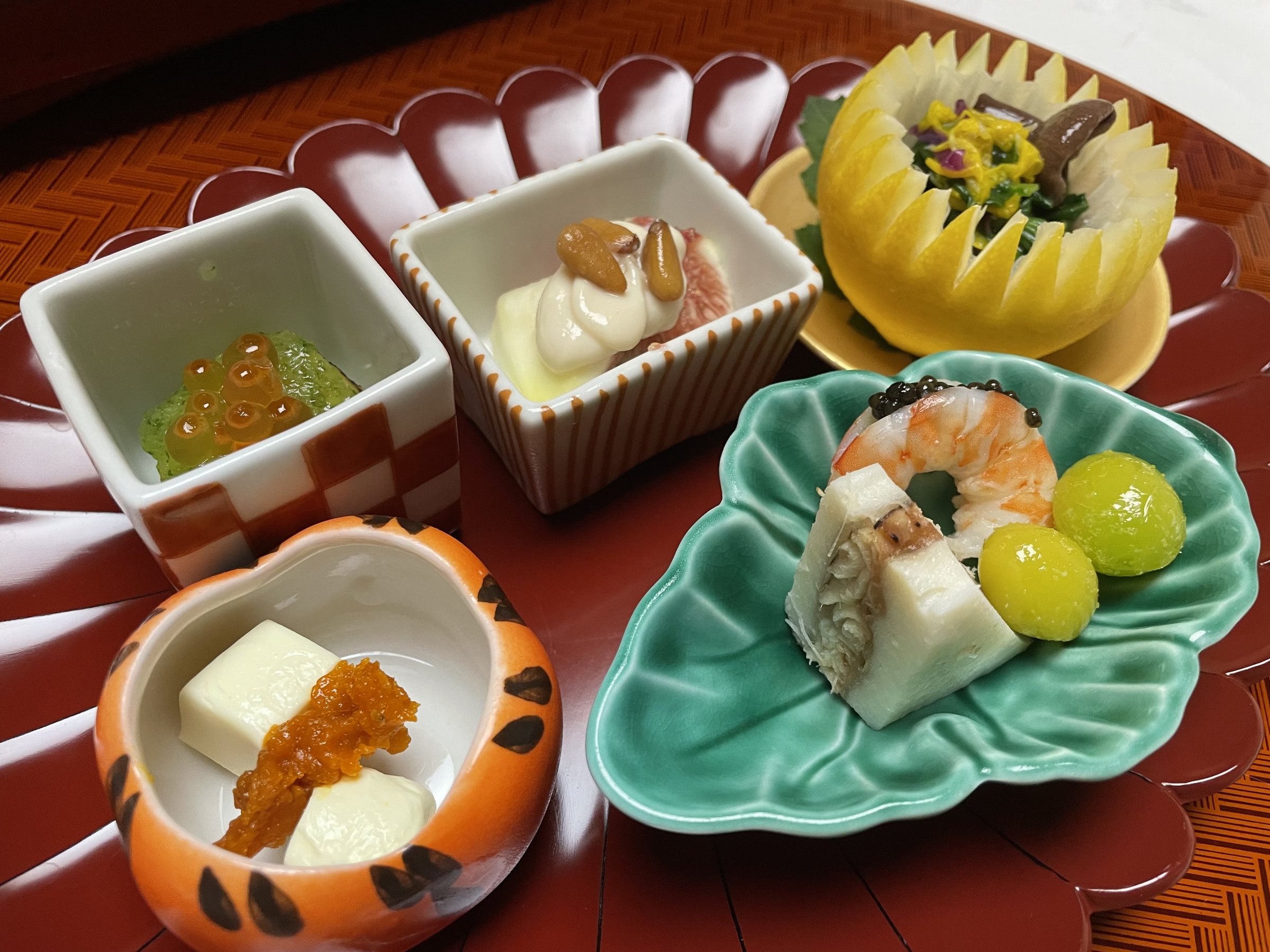 A closer look at the small dishes of the hassun.