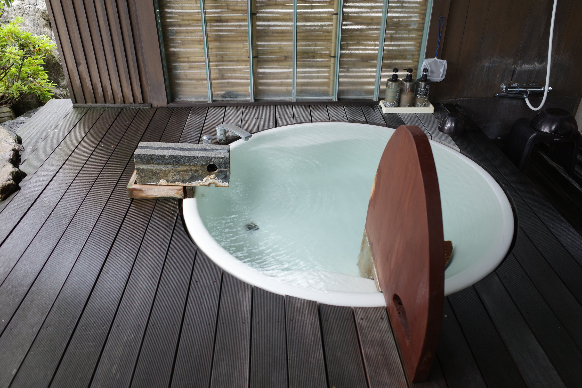 The round tub, filled to the brim.