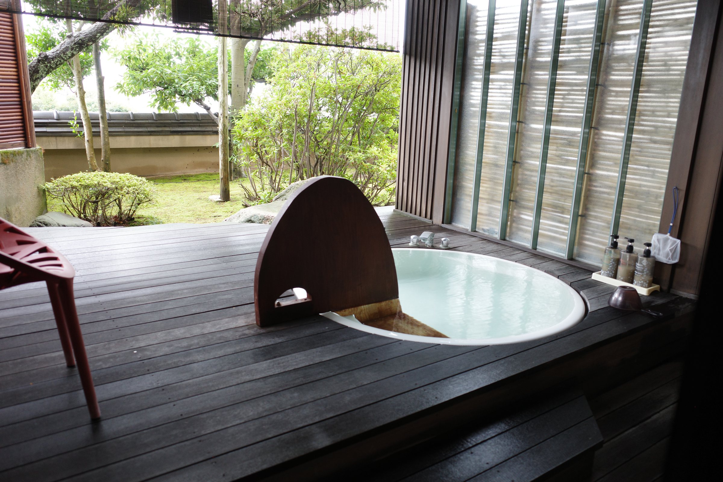 The open-air bath and its washing area, open to the garden.