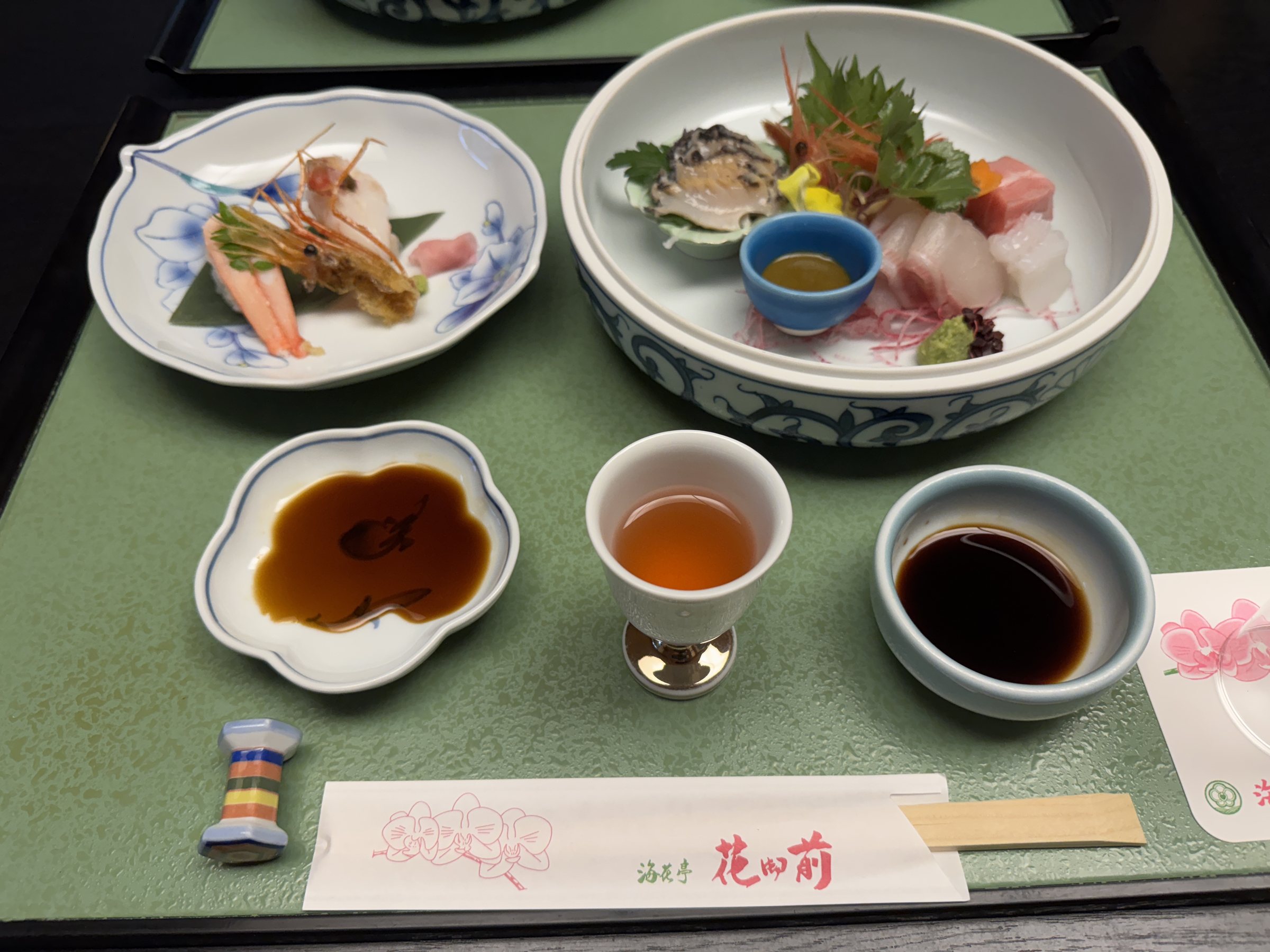 The first tray: sashimi, an aperitif and small dishes.