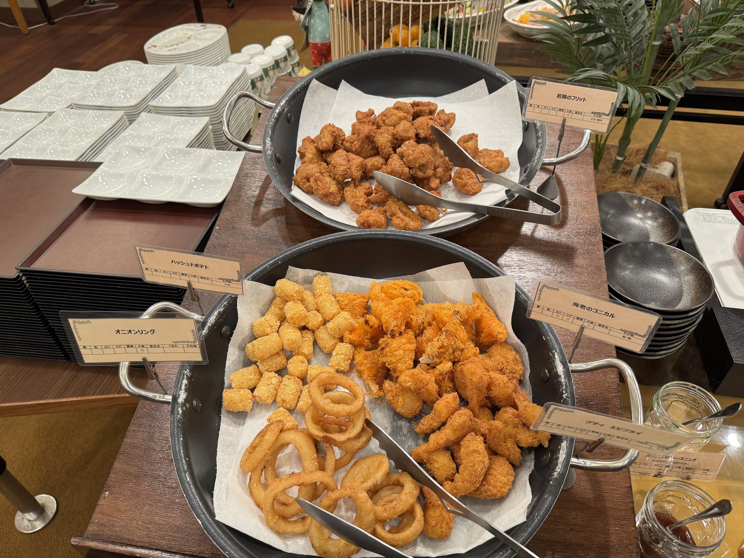 Fried dishes on the buffet.