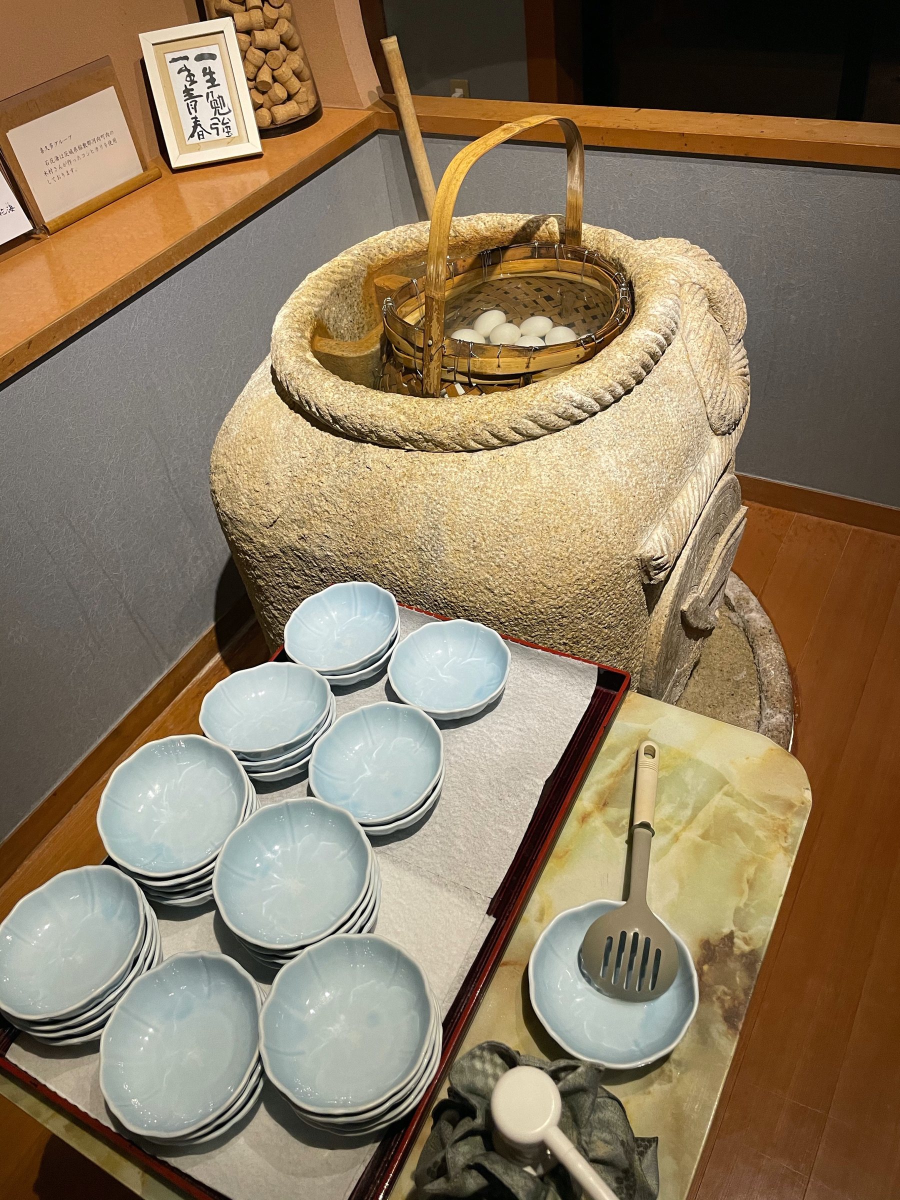 The pot of hot-spring eggs, with bowls for helping yourself.