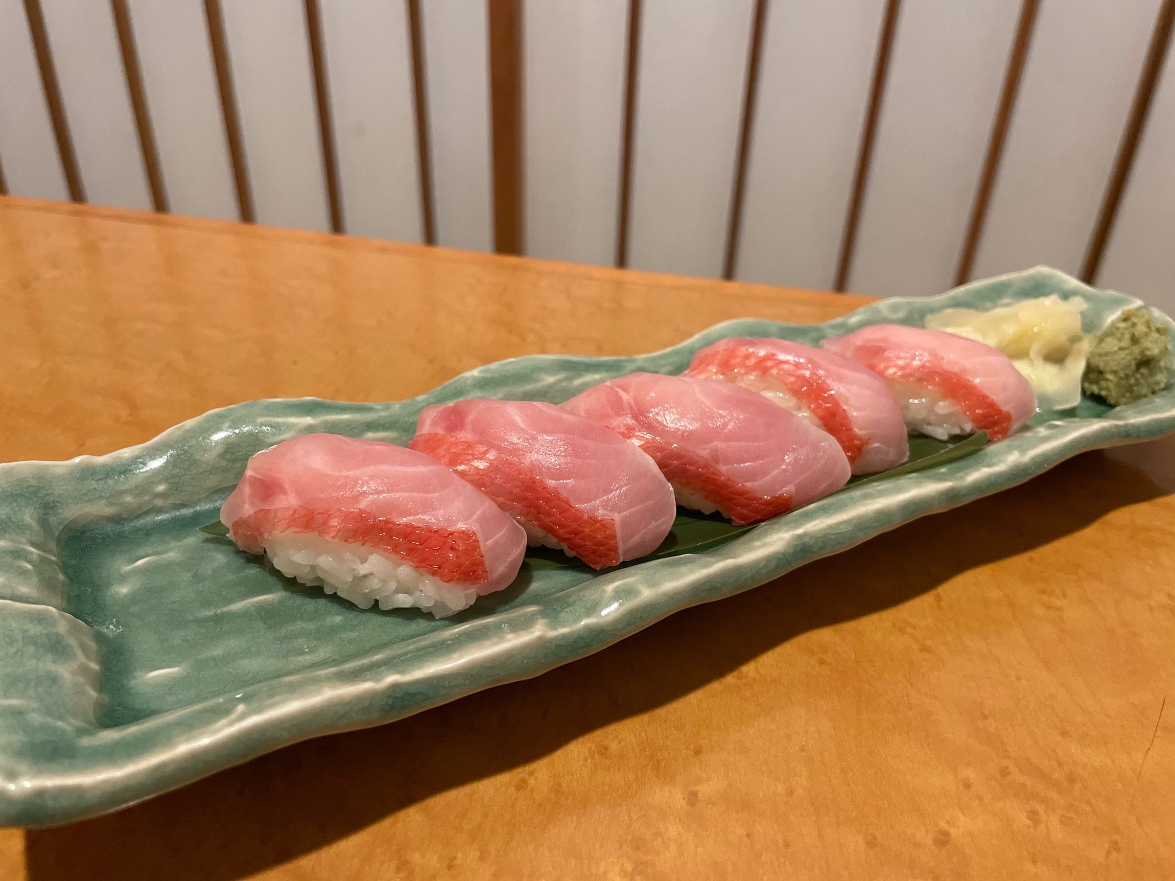 Kinmedai sushi, a single generous portion.