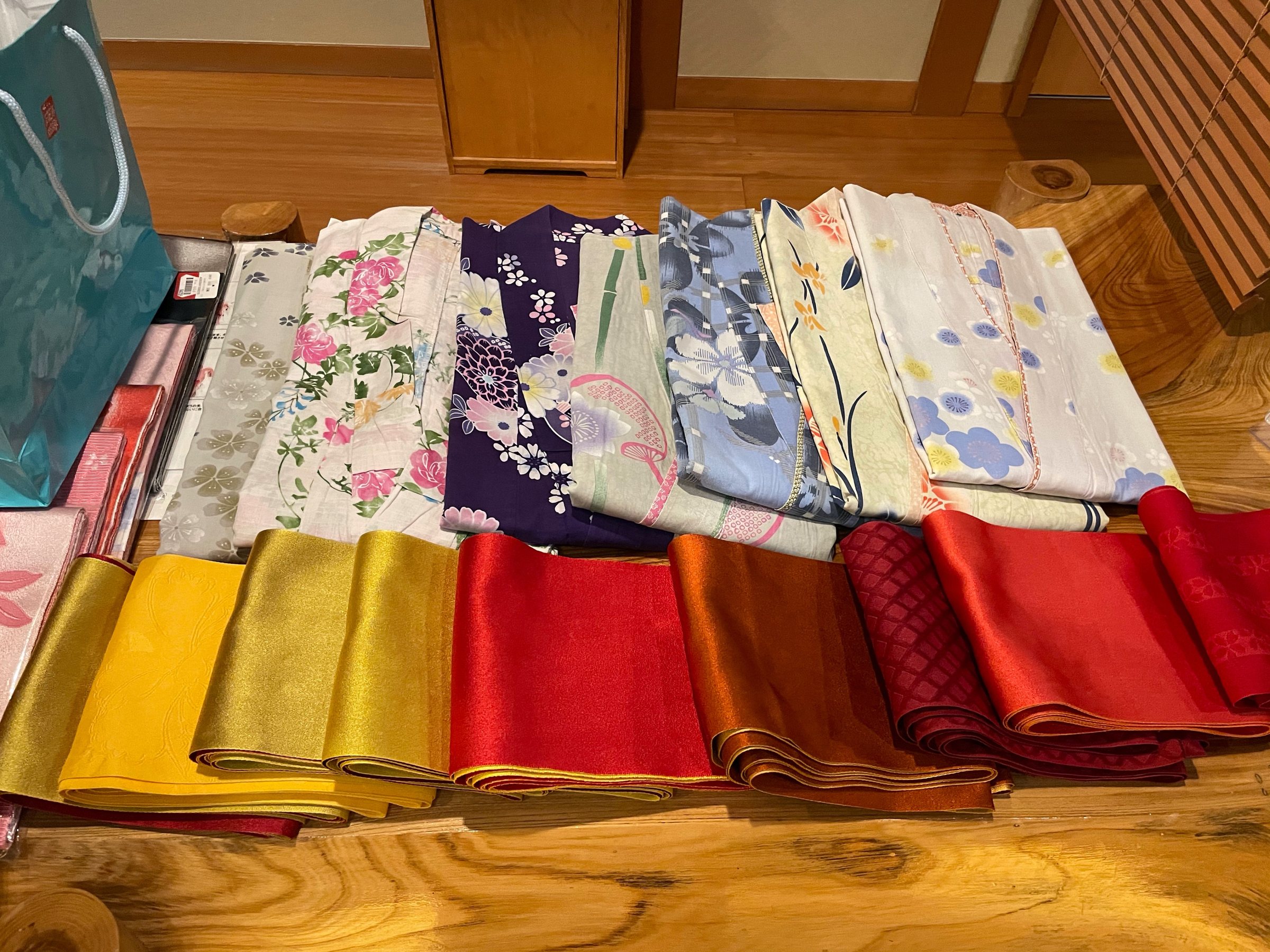 Yukata and half-width obi, laid out for women guests to choose from.