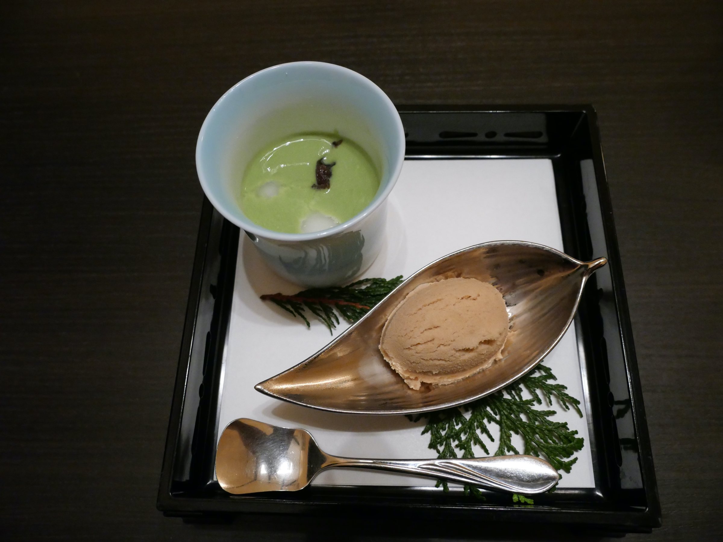 Matcha zenzai and hojicha ice cream on a black lacquer tray.
