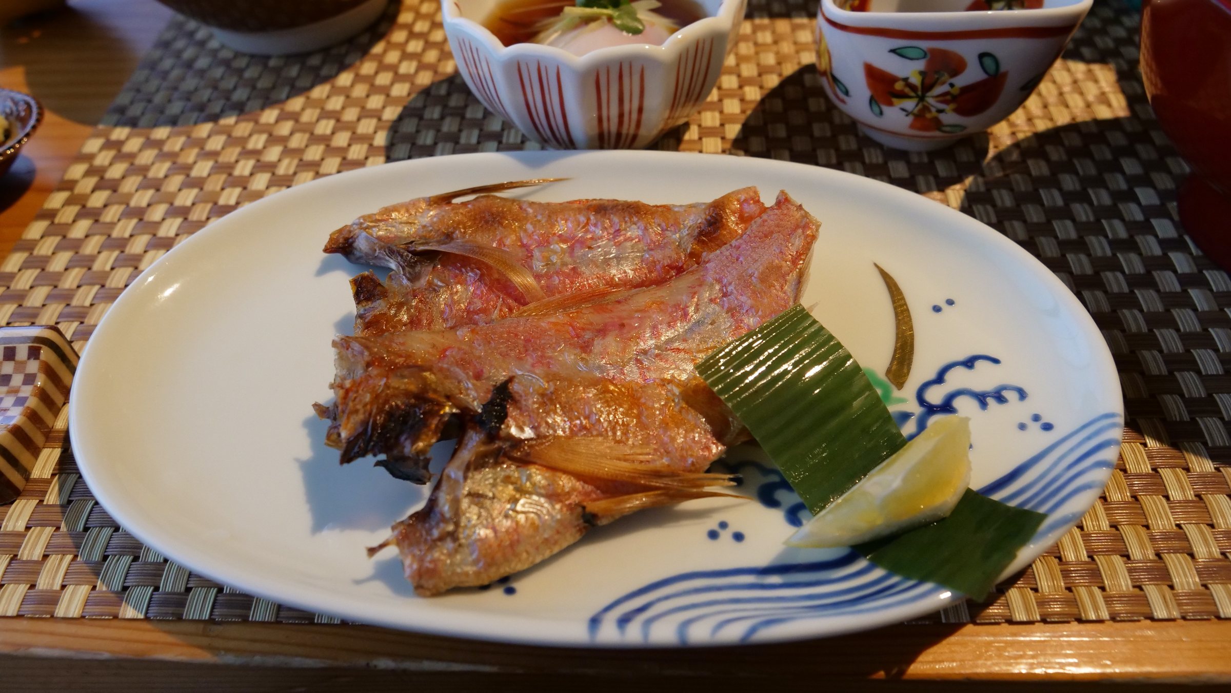 Grilled fish with lemon.