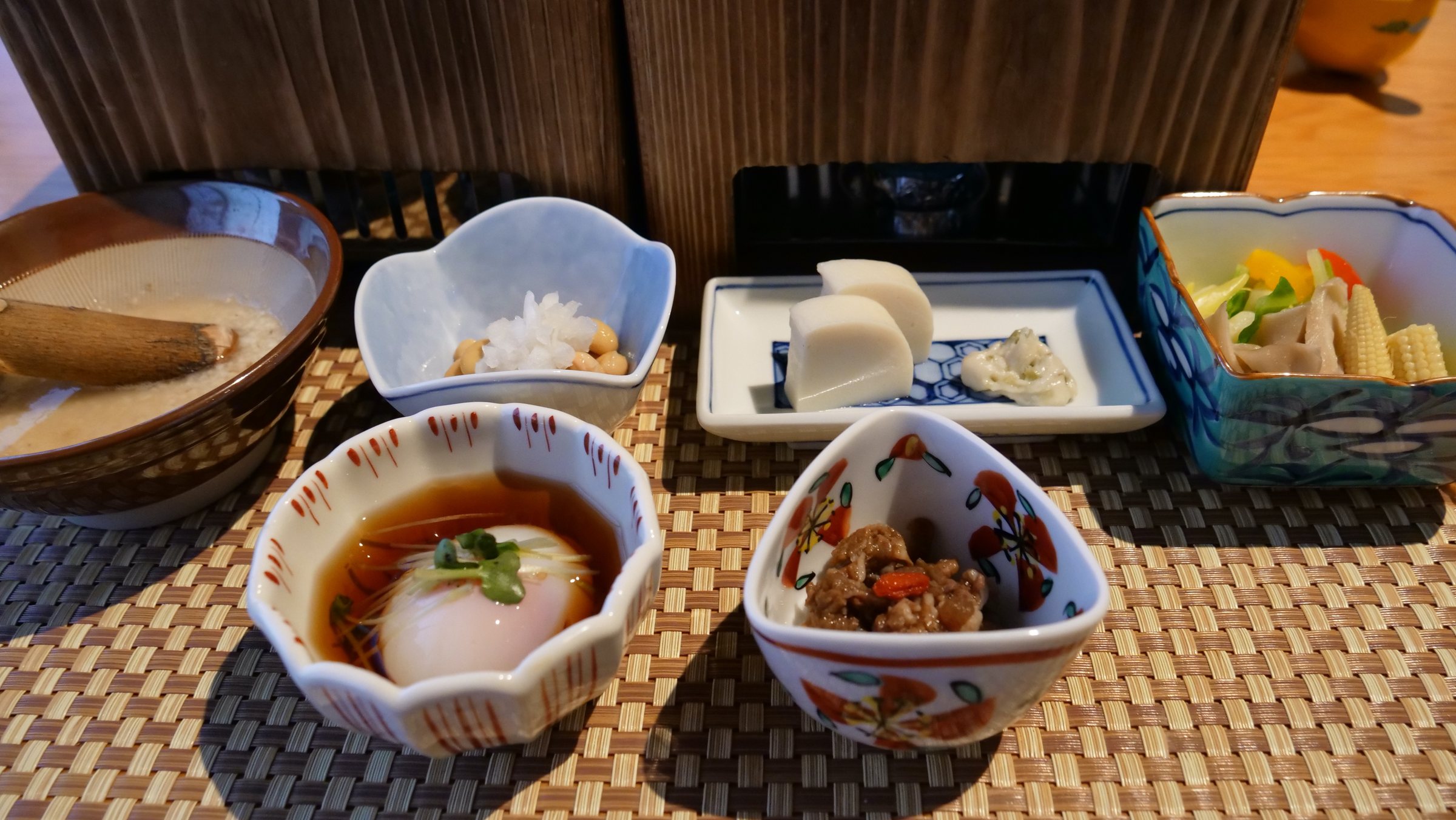 Small dishes of simmered vegetables, egg and pickles.