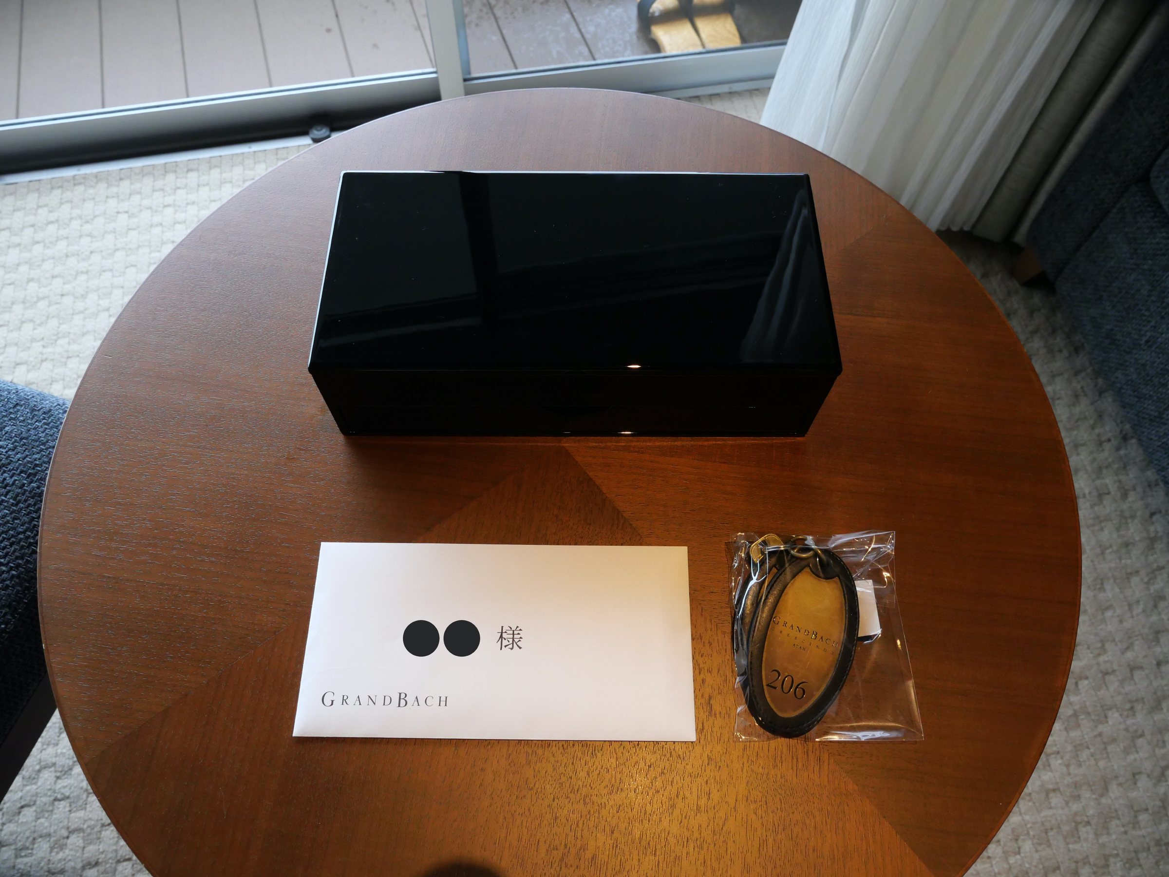 The welcome envelope on the room's round table.