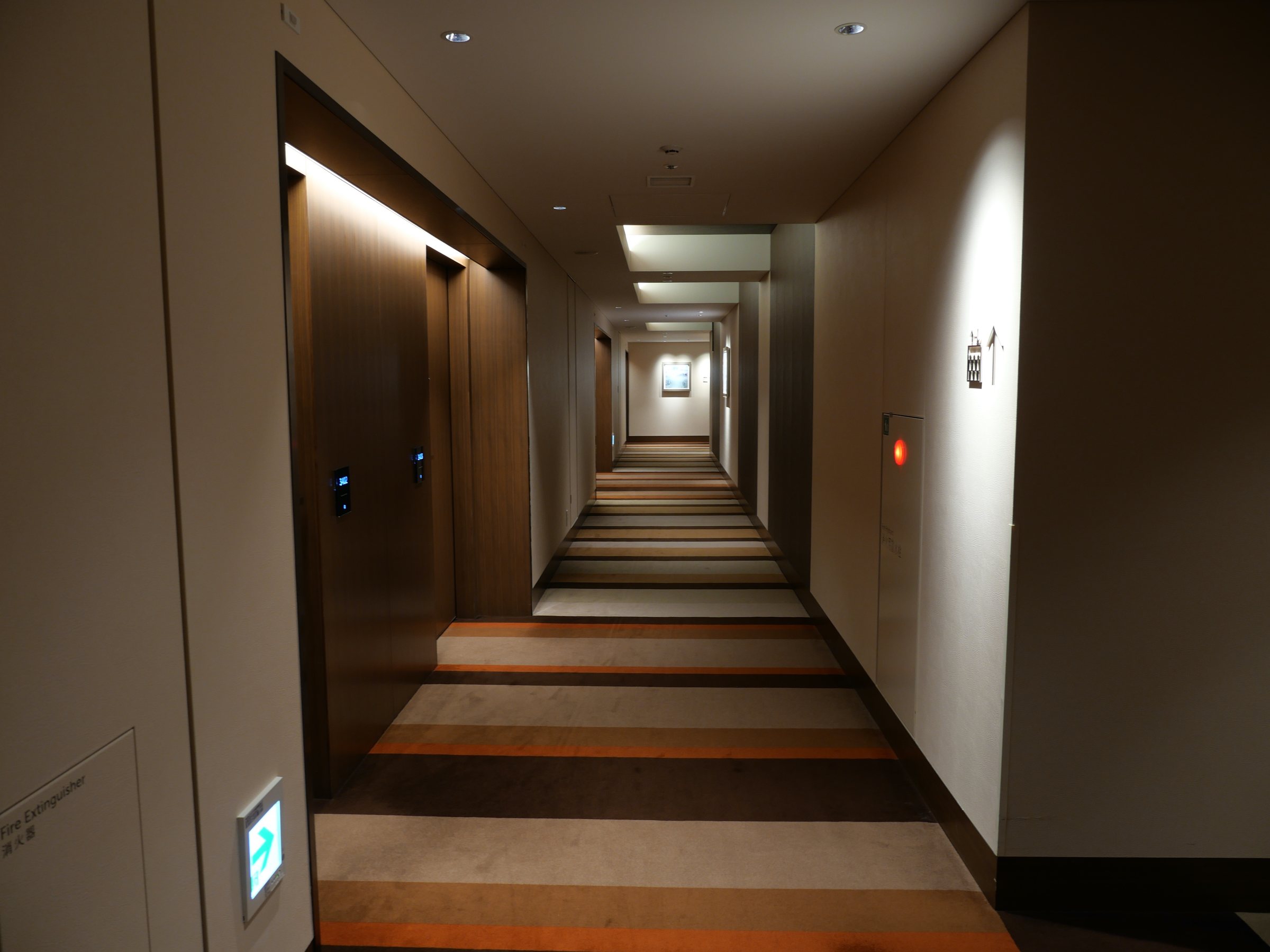 The corridor on the lounge floor.
