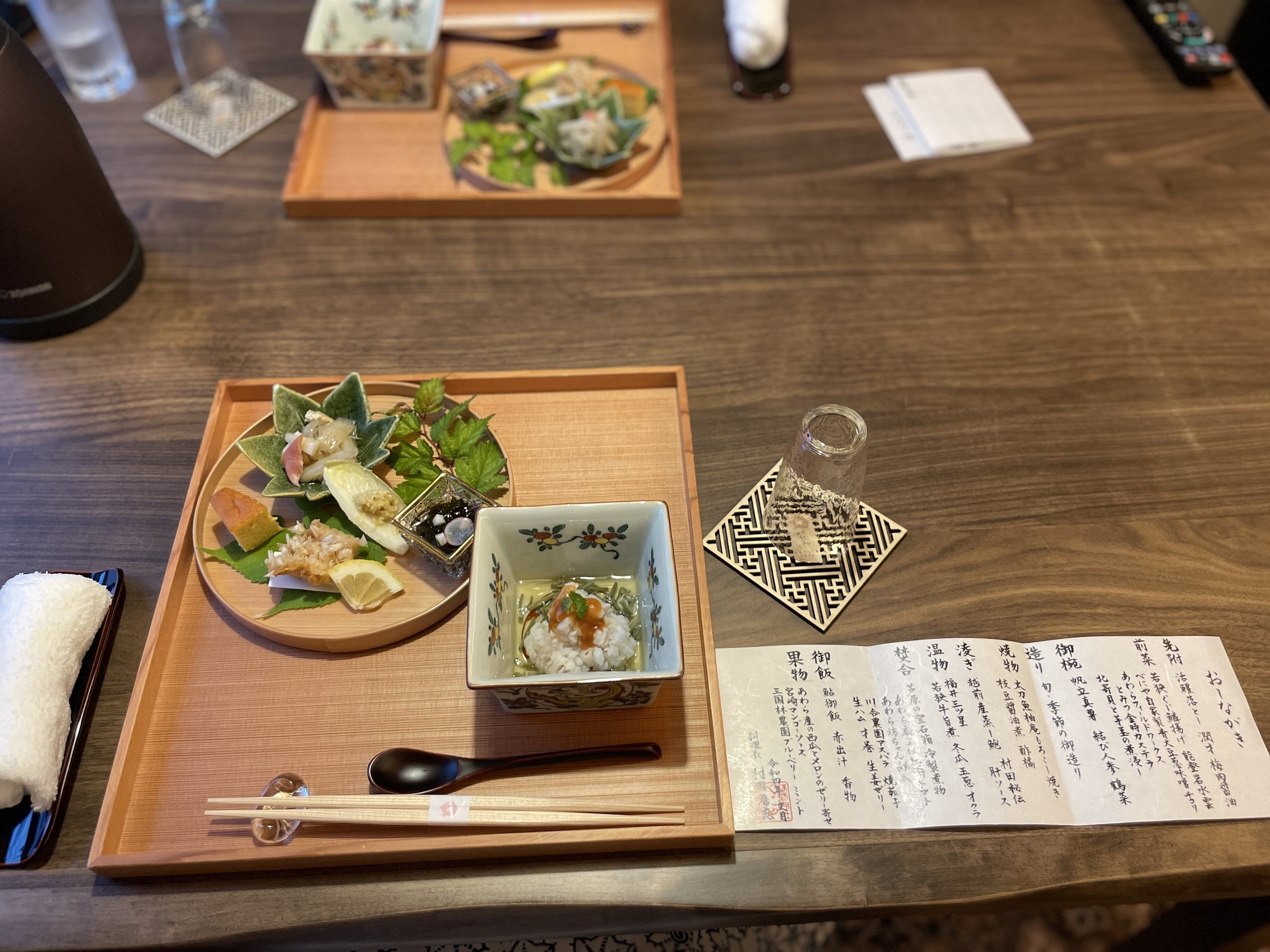 The first tray in place on the table, with the handwritten menu.