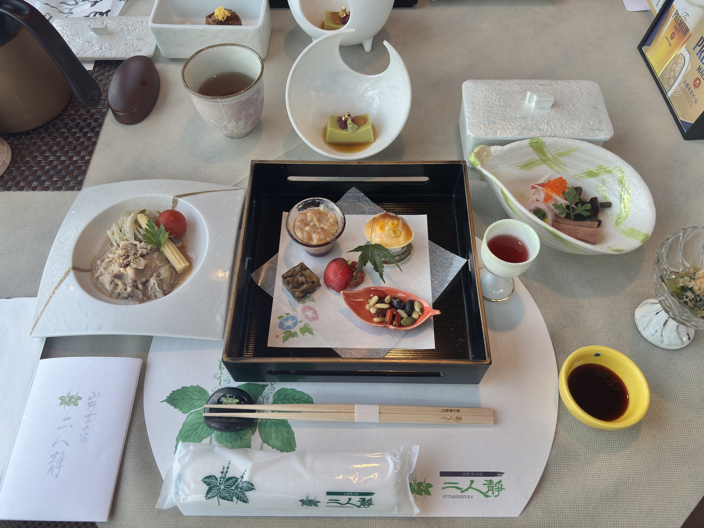 The dinner table seen from above: a lacquered tray of small appetisers and the first dishes around it.