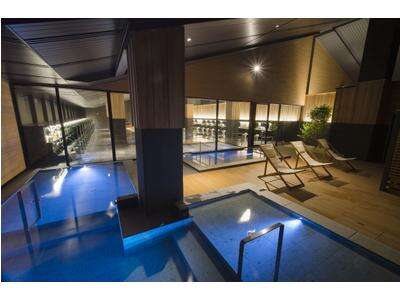 The large bath lit up at night (image from the ryokan’s official website).