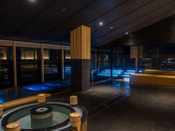The indoor bath and its round tub at night (image from the ryokan’s official website).