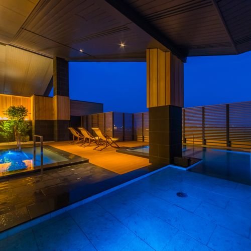 The open-air bath and loungers at dusk (image from the ryokan’s official website).