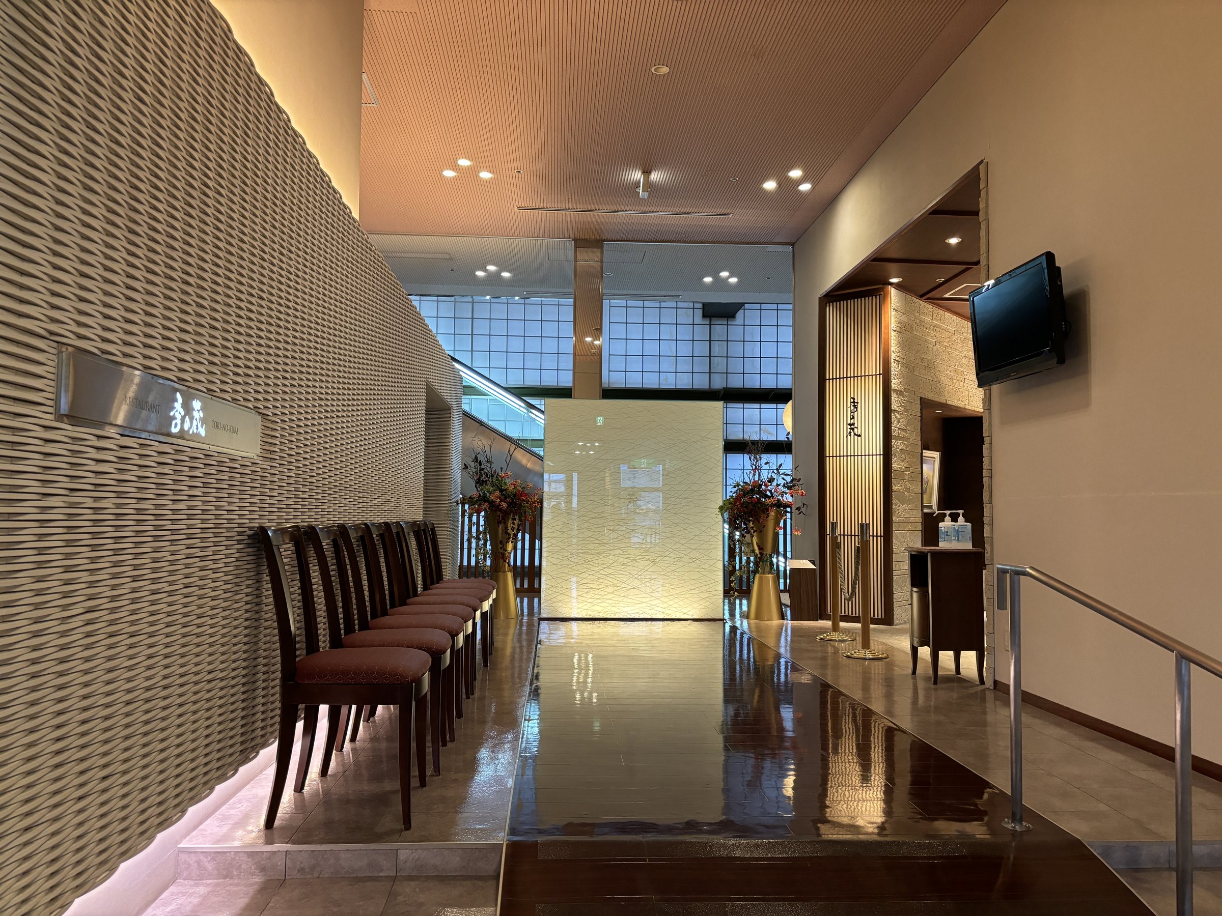 The wide, gently sloping corridor to the dining hall.