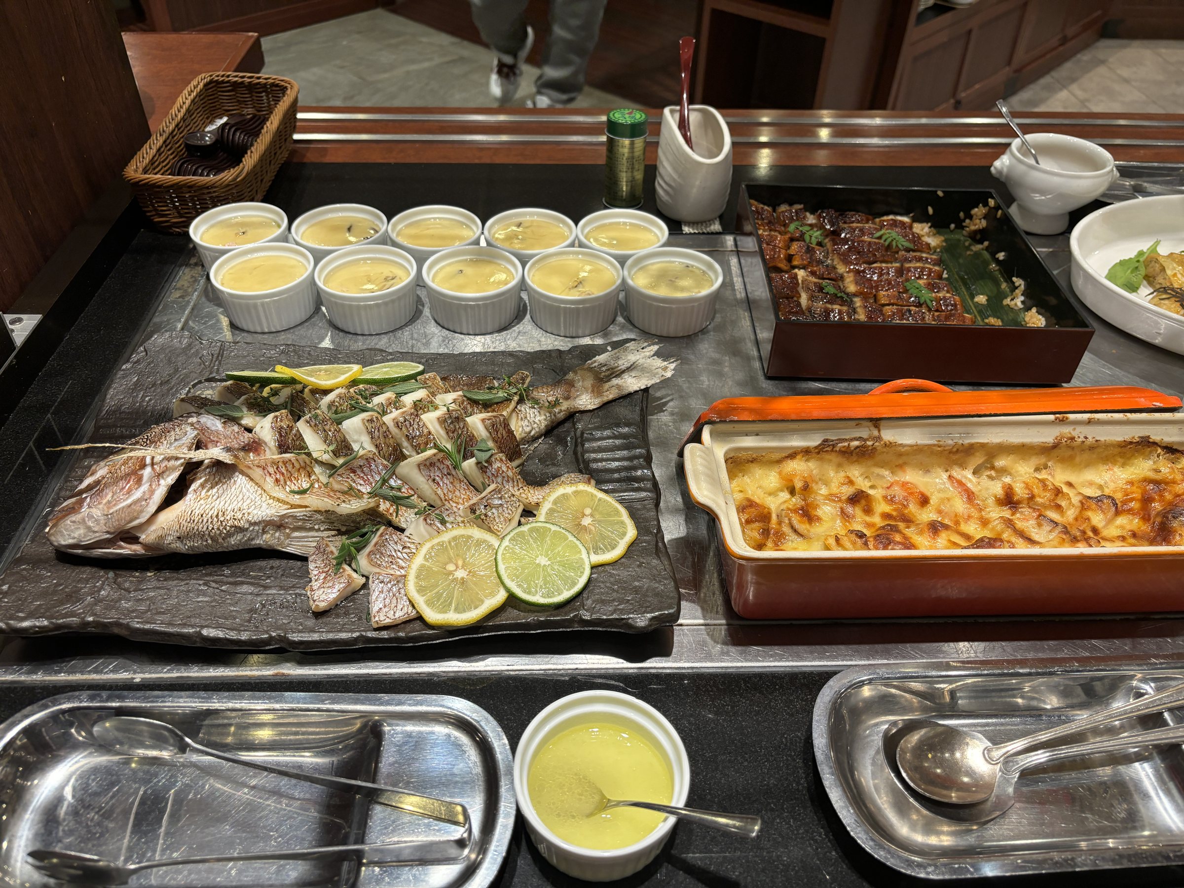 Grilled fish, a gratin and small cups of custard.