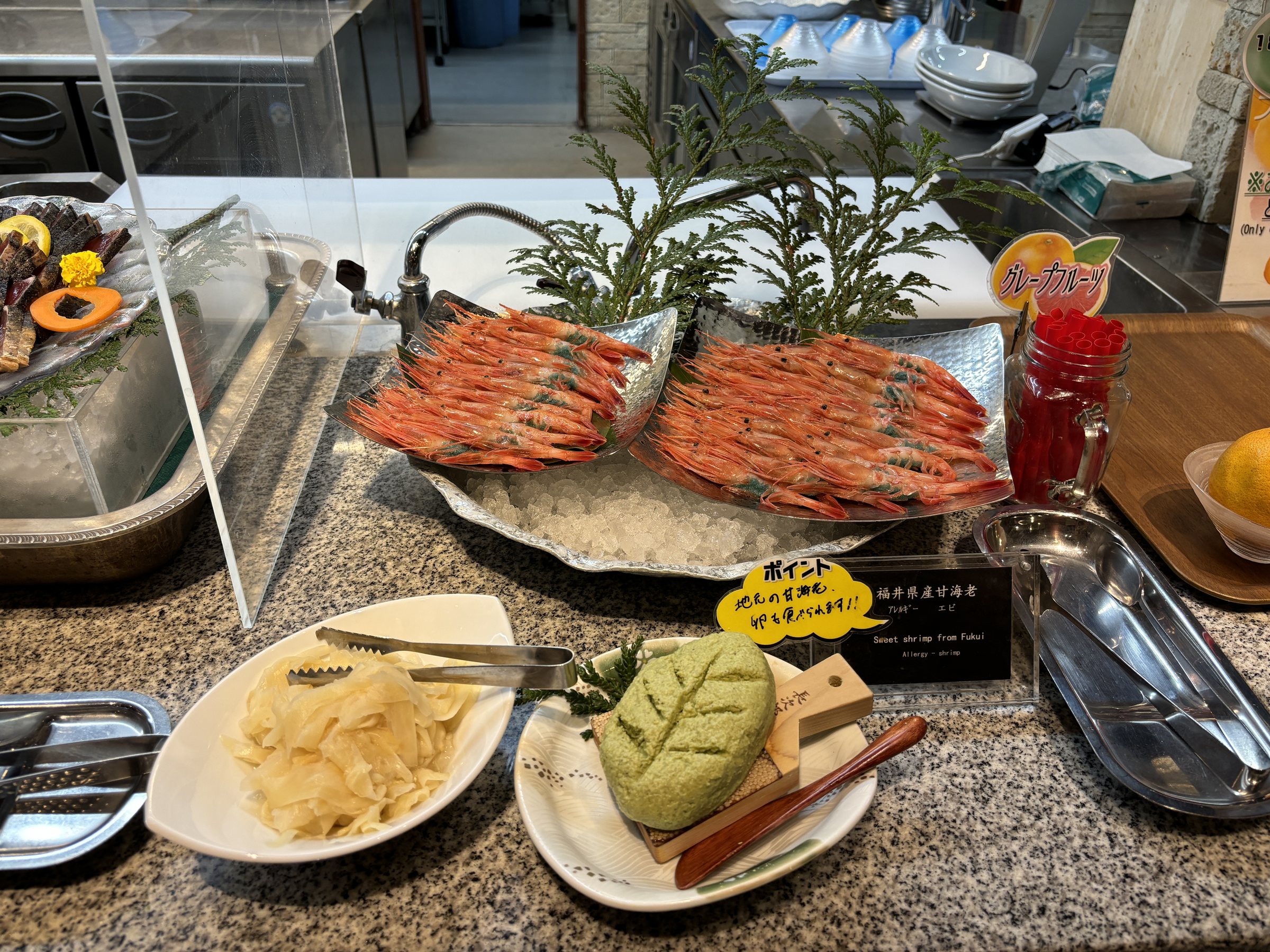 Sweet prawns heaped on ice.
