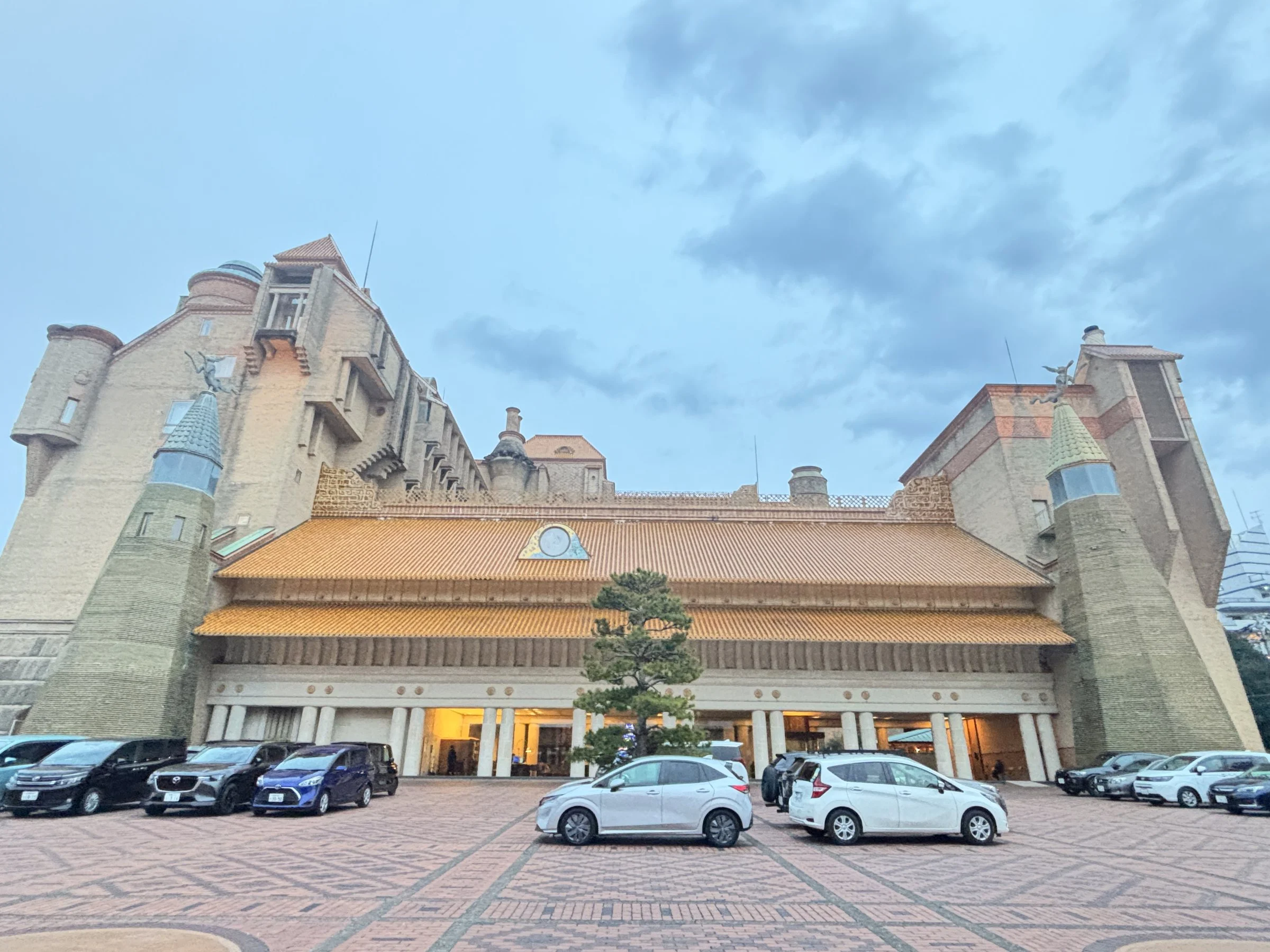 The palatial façade of Hotel Kawakyu, seen from the forecourt.