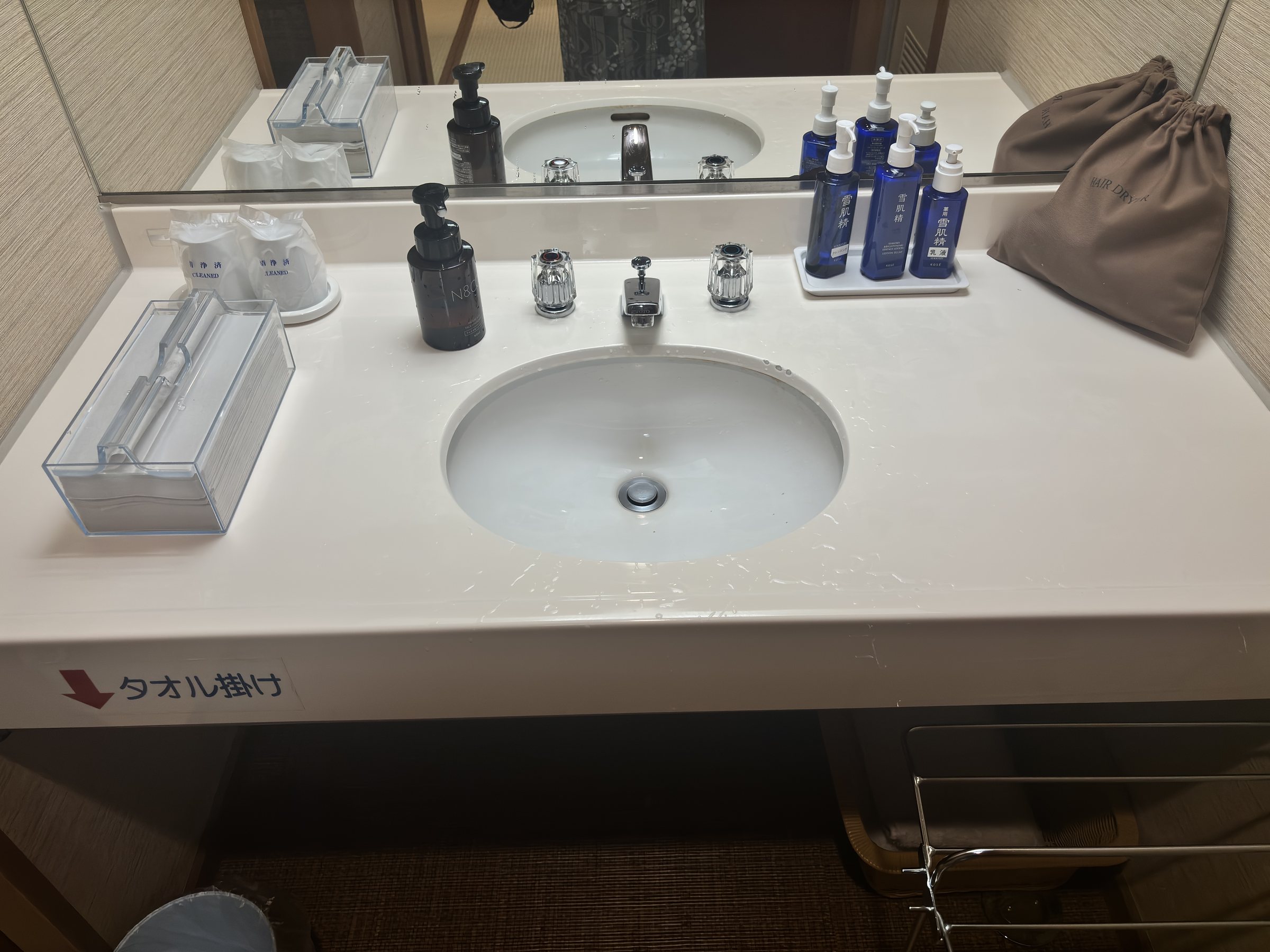 The washbasin, with amenities.