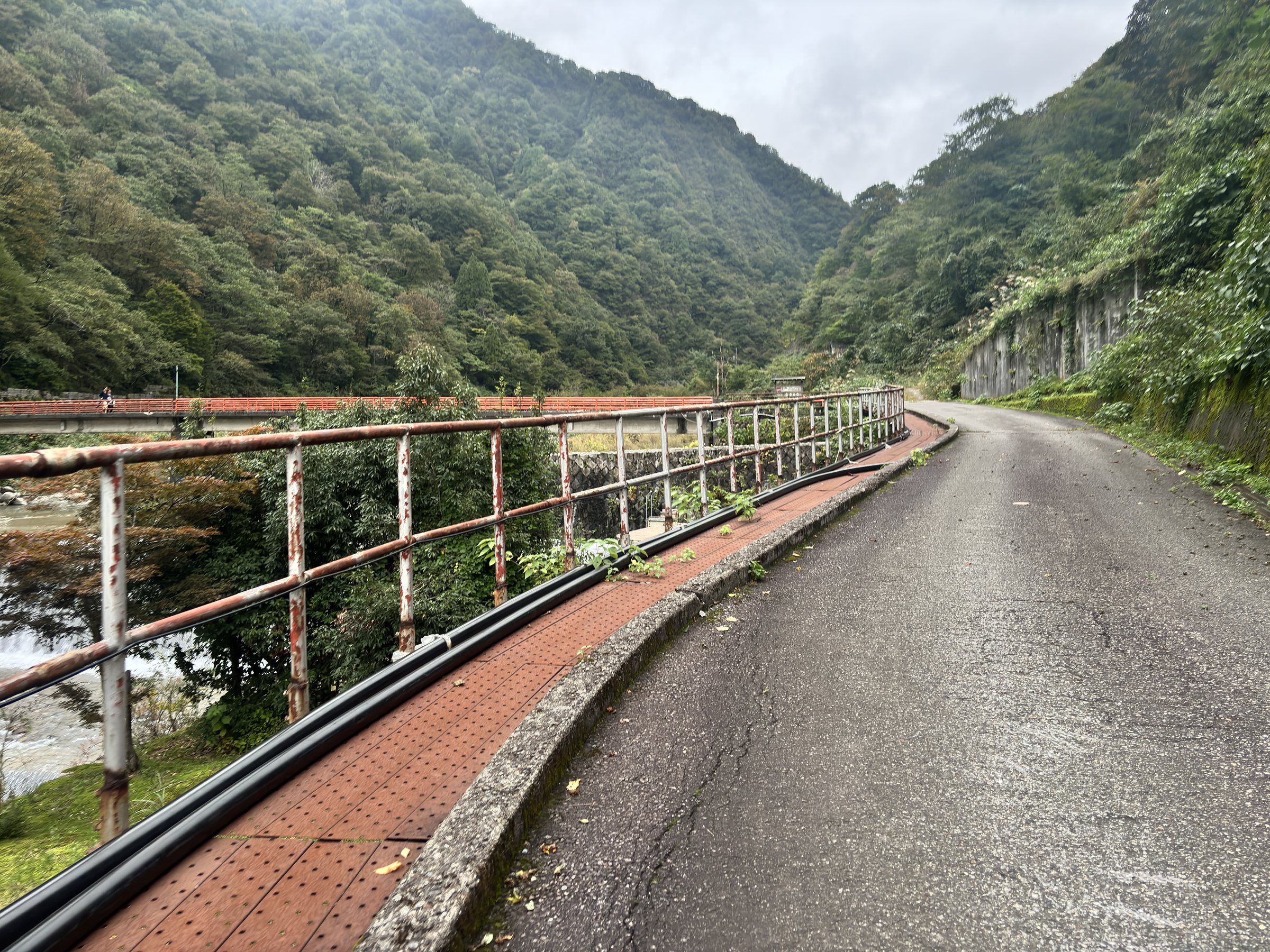 The road along the gorge to the cave bath.