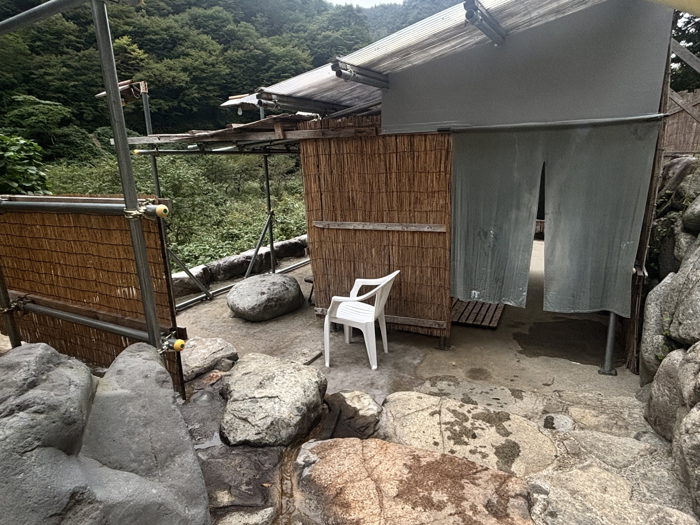 A changing shelter beside the outdoor bath.