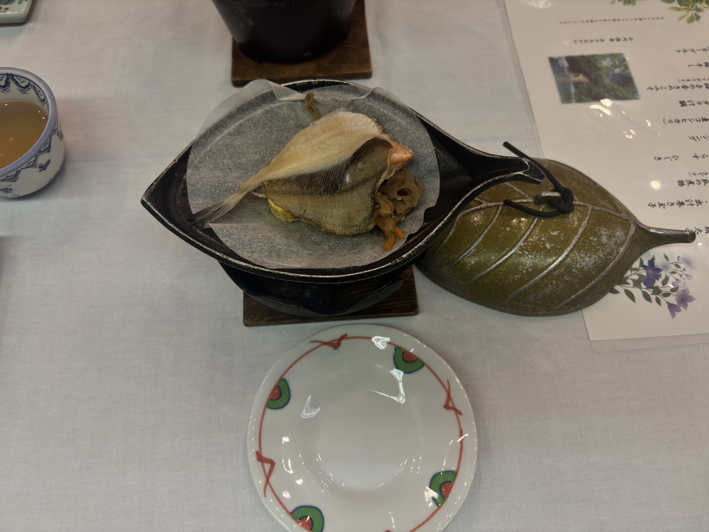 A grilled dish in a leaf-shaped vessel.