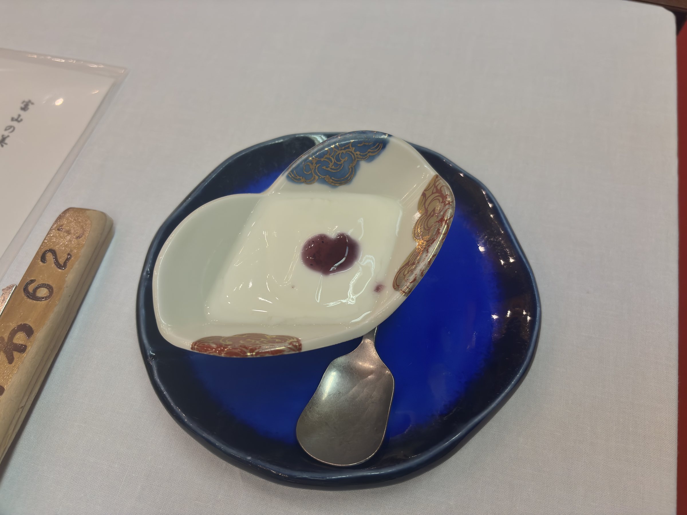 A small dessert in a blue dish.