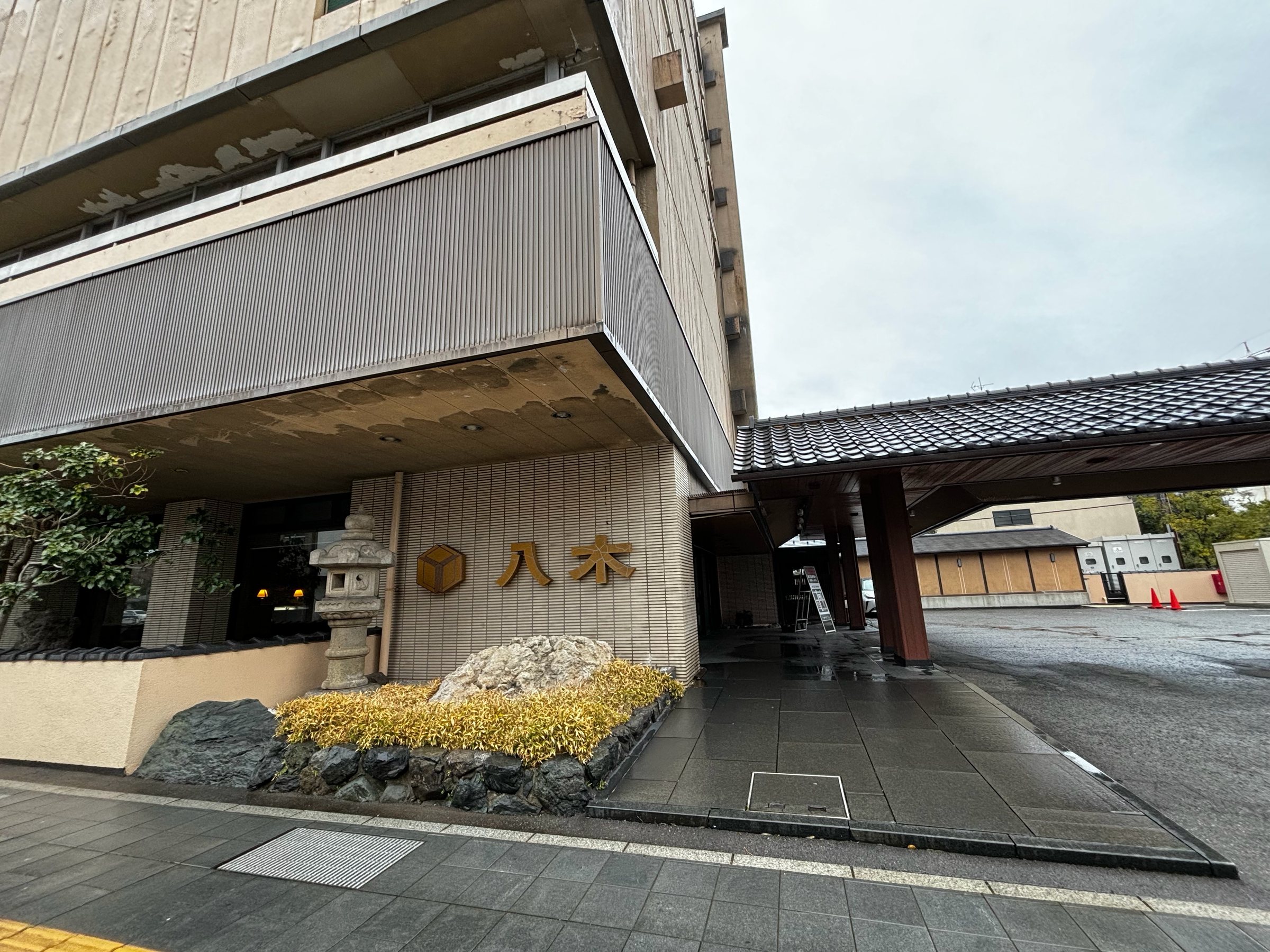 The entrance of Hotel Yagi, with its covered drive-up porte-cochère beside the parking lot.