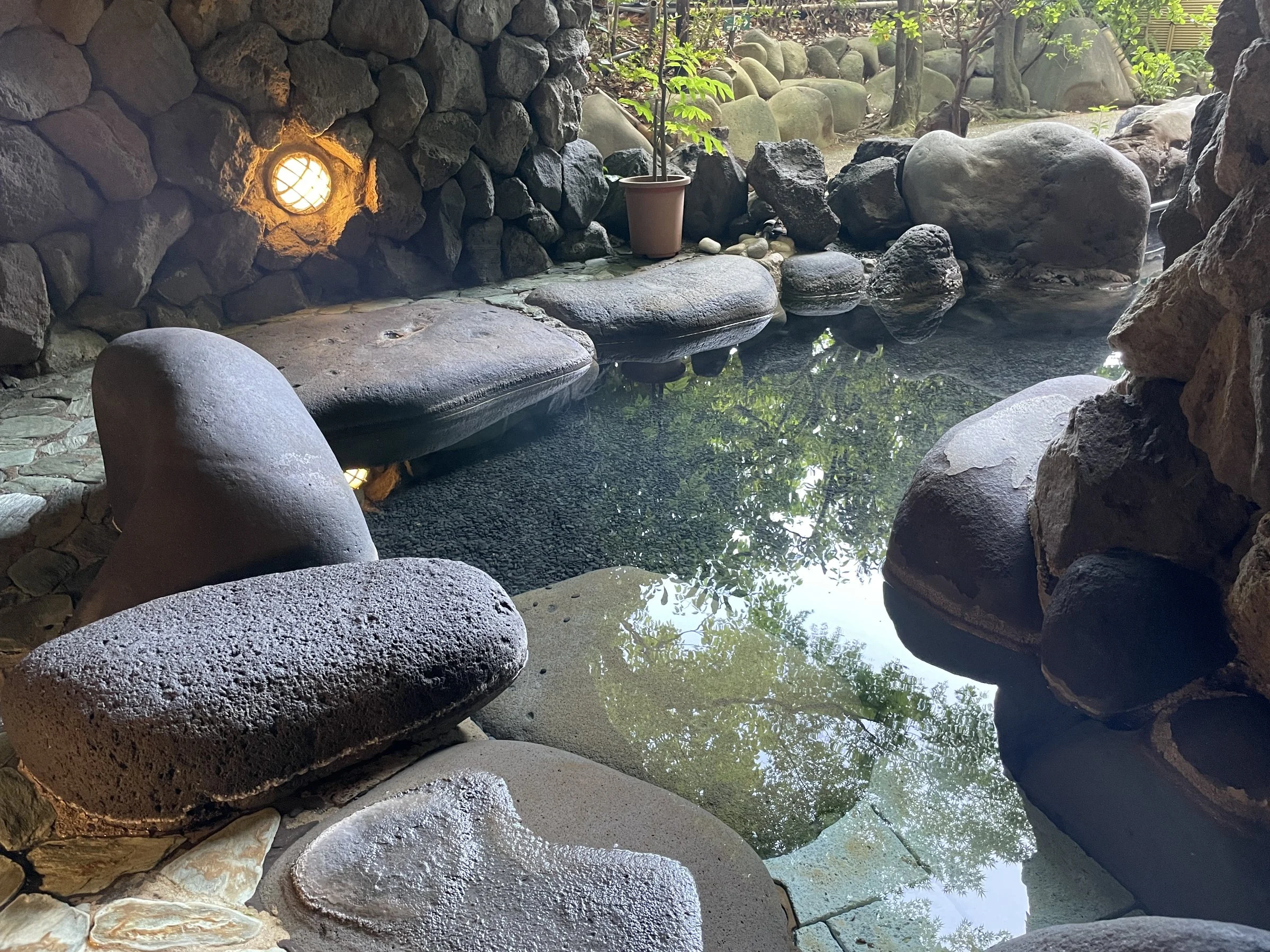 The open-air bath among rounded boulders.