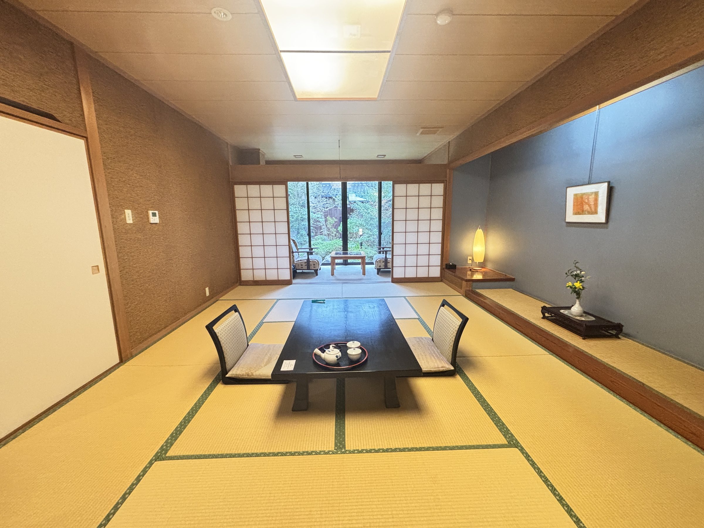 The main room, with shoji at the far end.