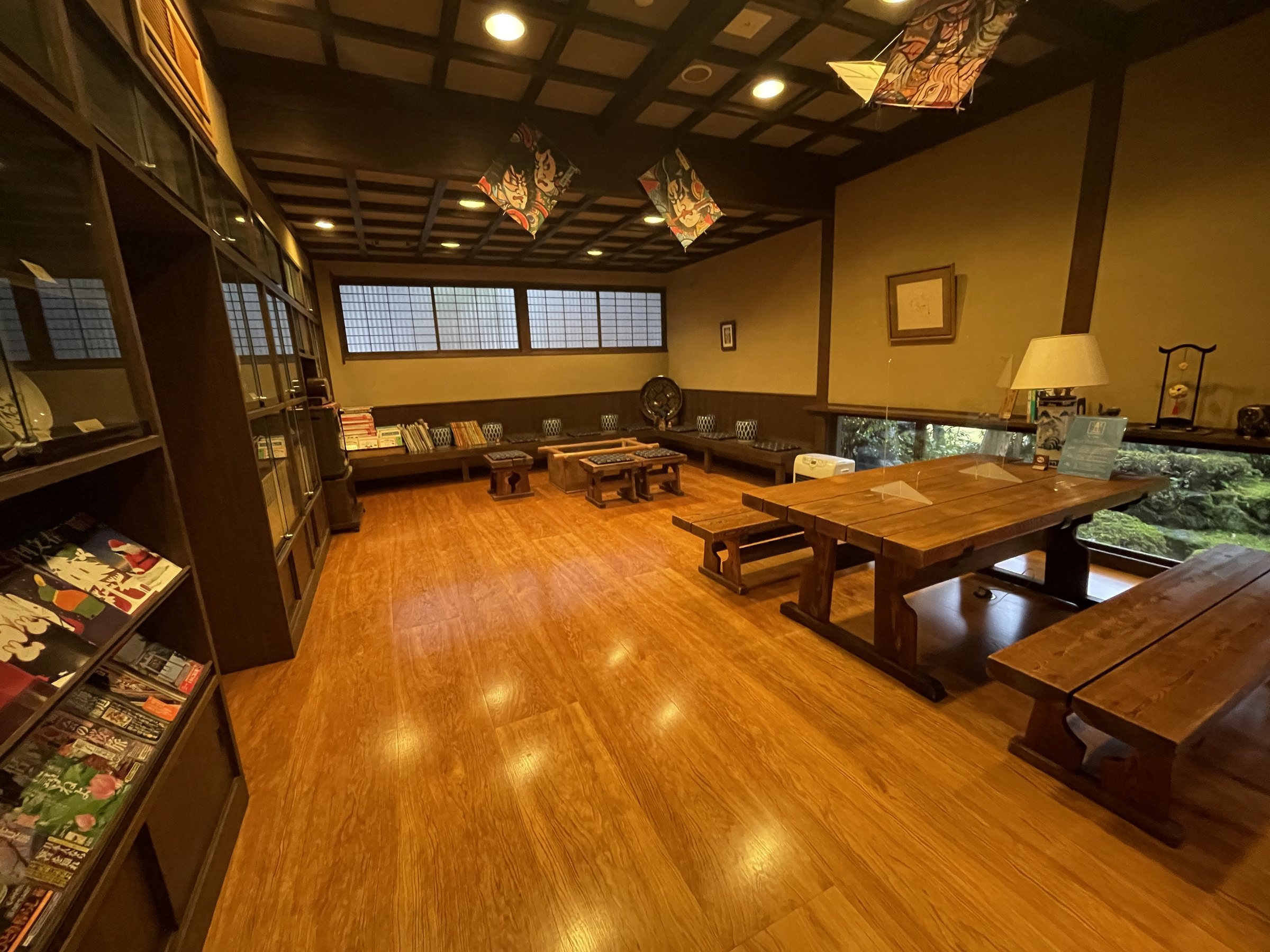 The reading room next to the lobby, lined with books and magazines.