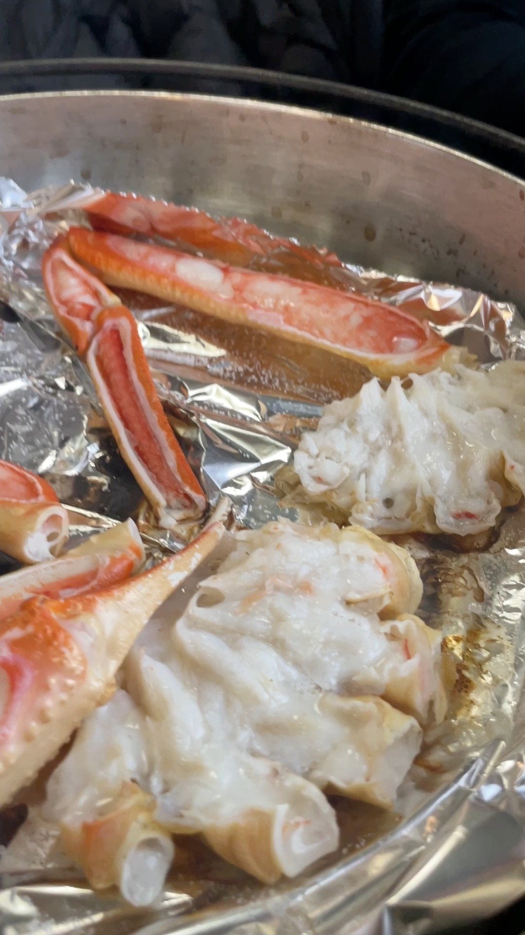 Steamed crab, eaten on the spot from a foil tray.