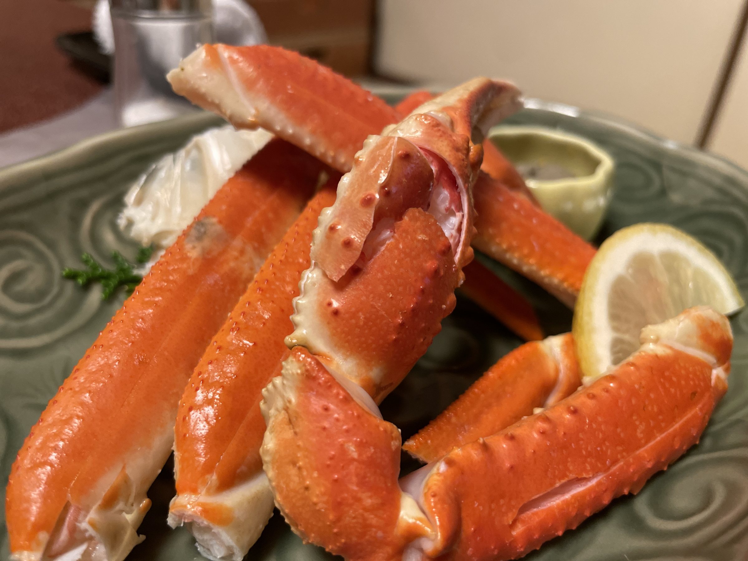 Boiled crab legs with lemon.
