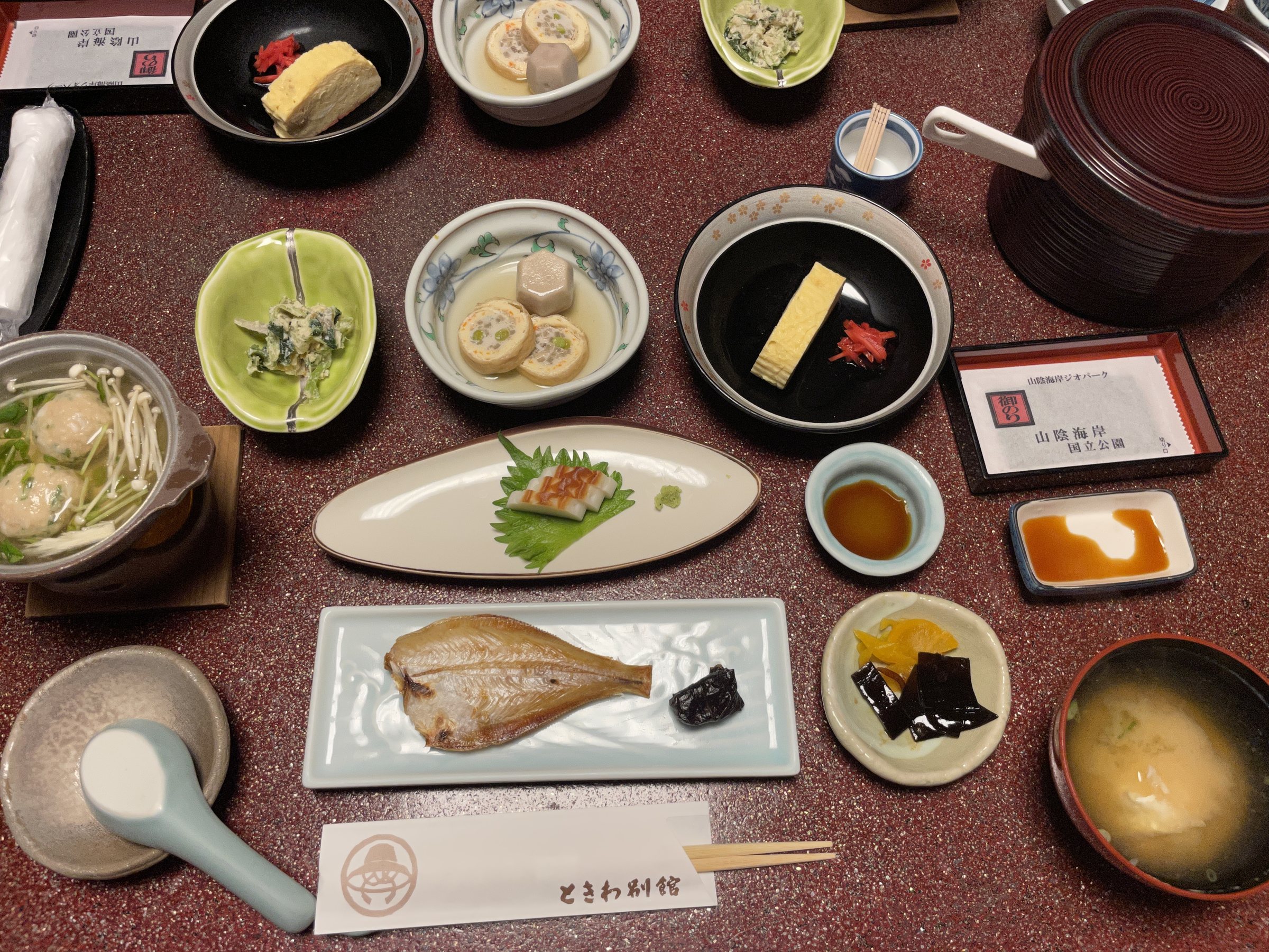 Breakfast in the room: dried flounder, rolled omelet and small side dishes.