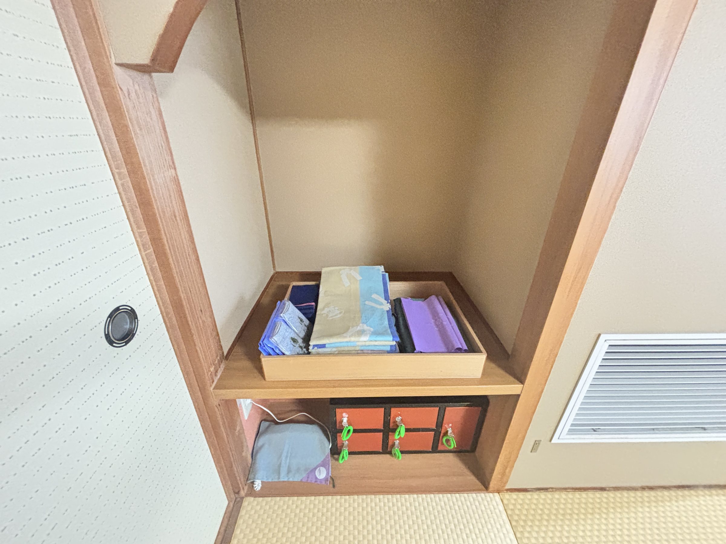 A recessed shelf holding the yukata and towels.