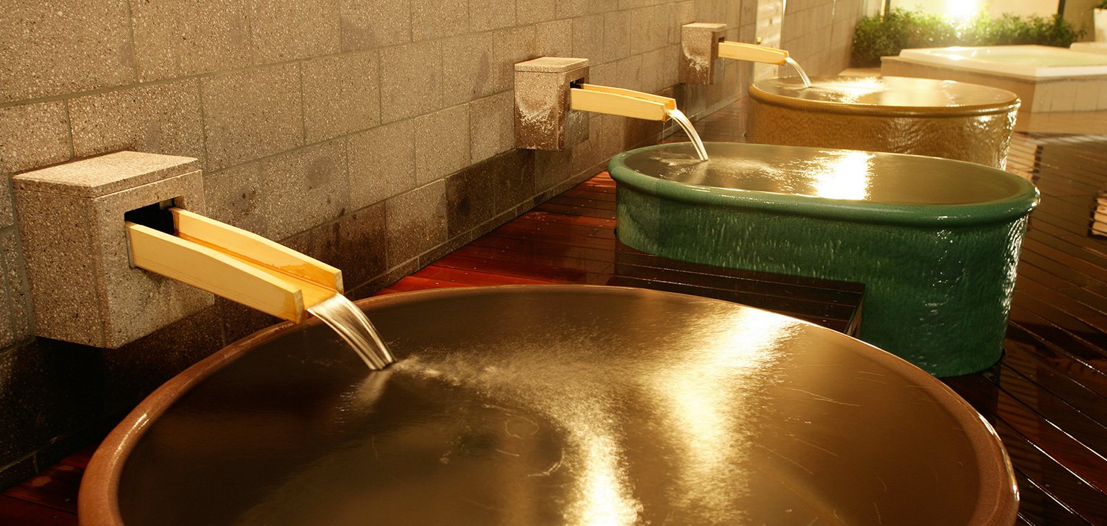 Ceramic tubs for one, fed by bamboo spouts (photo from the ryokan’s official website).