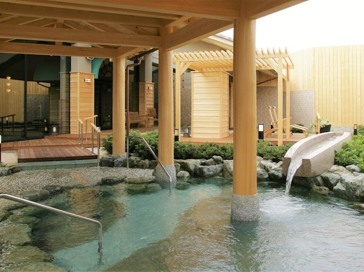 The open-air bath by day (photo from the ryokan’s official website).