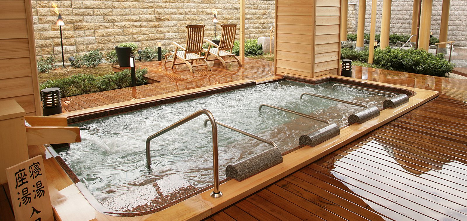 A bath with jets on a wooden deck (photo from the ryokan’s official website).
