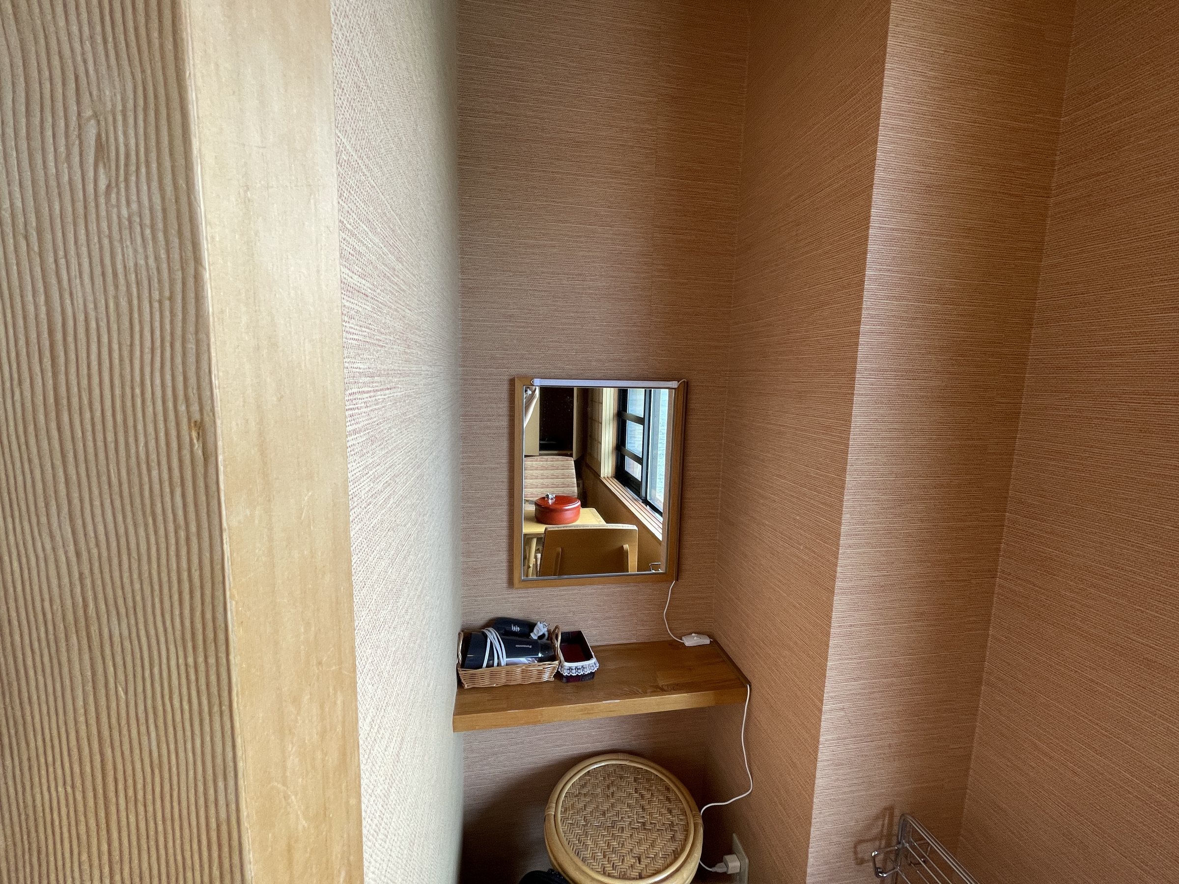 The dressing table and its mirror in an alcove.
