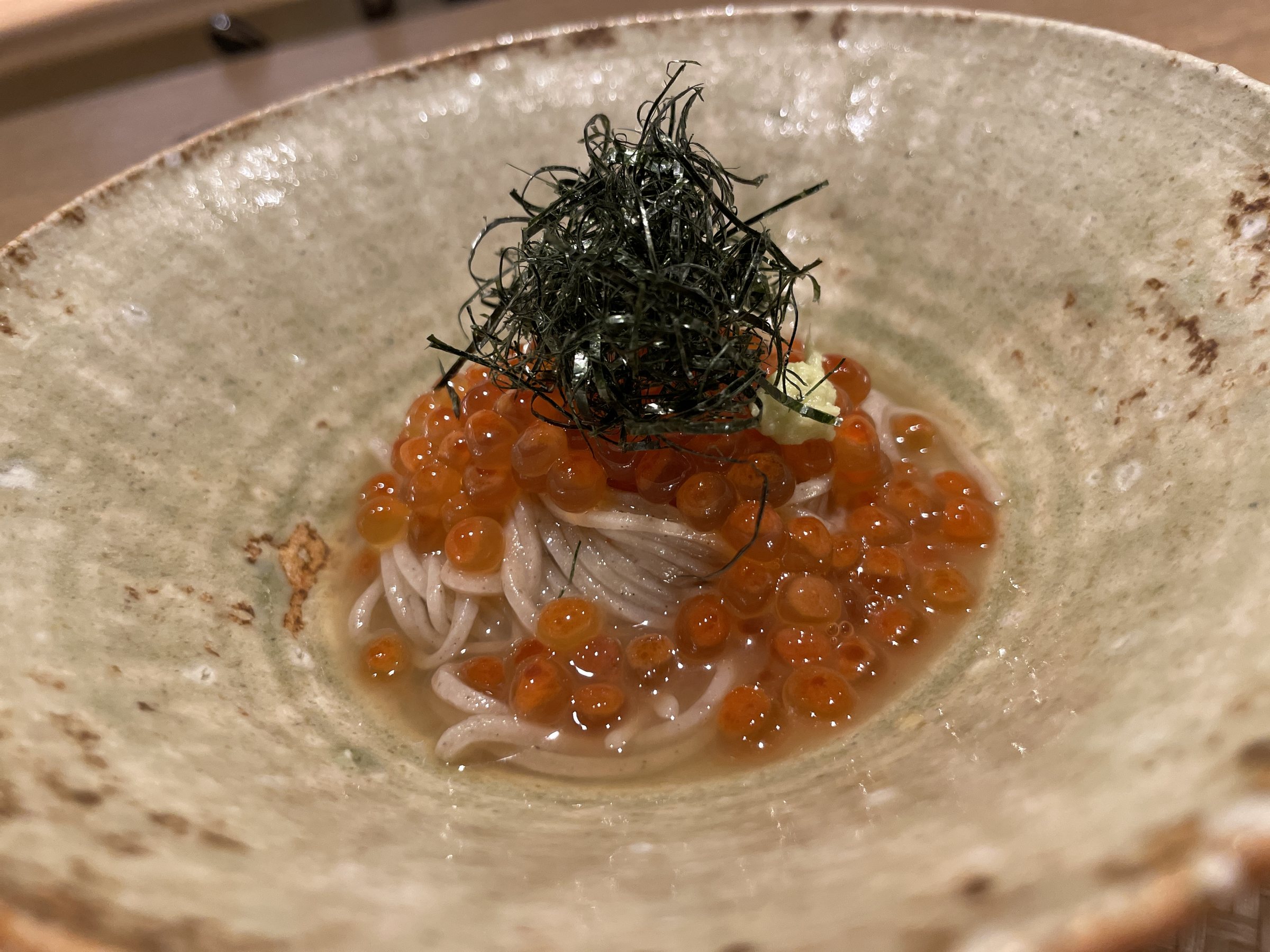 Fine soba topped with salmon roe and shredded nori.