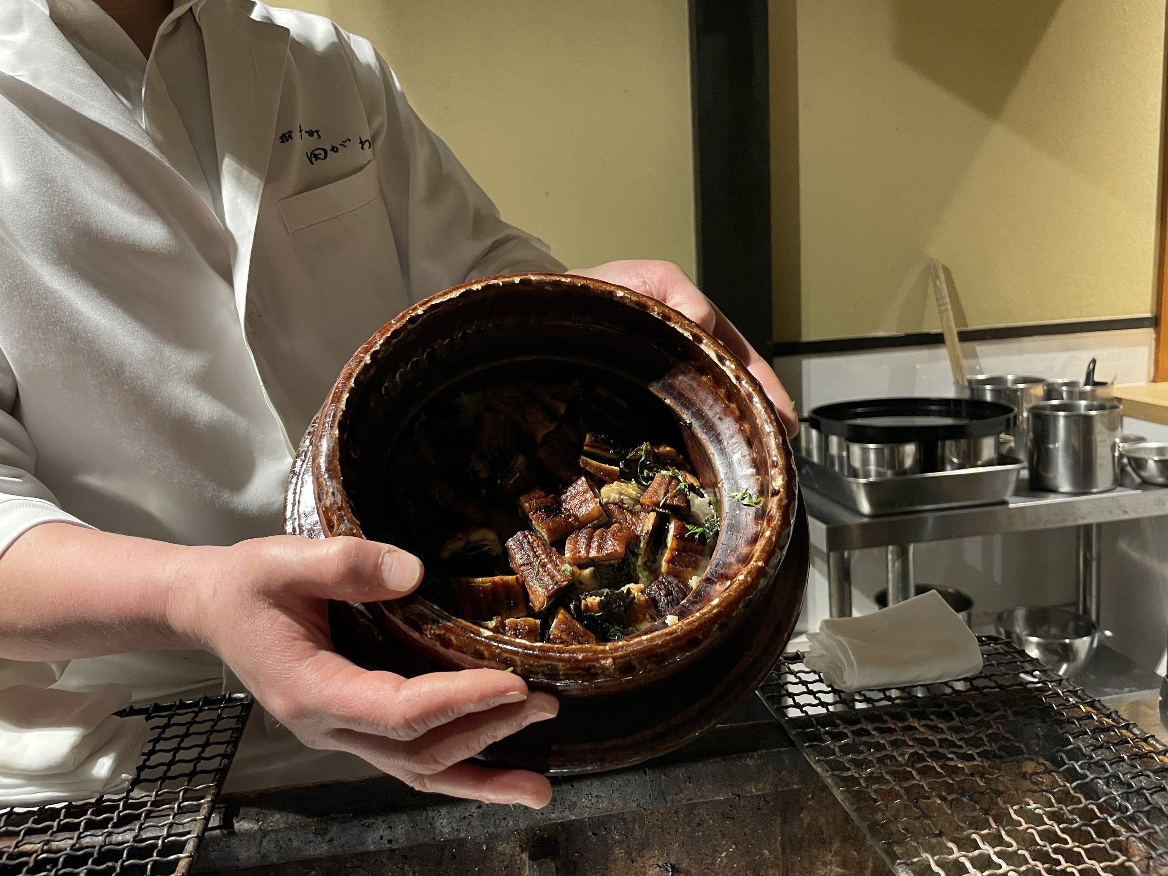 The earthenware pot of rice cooked with eel.
