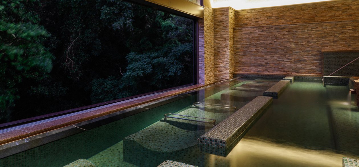 The main bath, facing the forest (photo: hotel's official website).