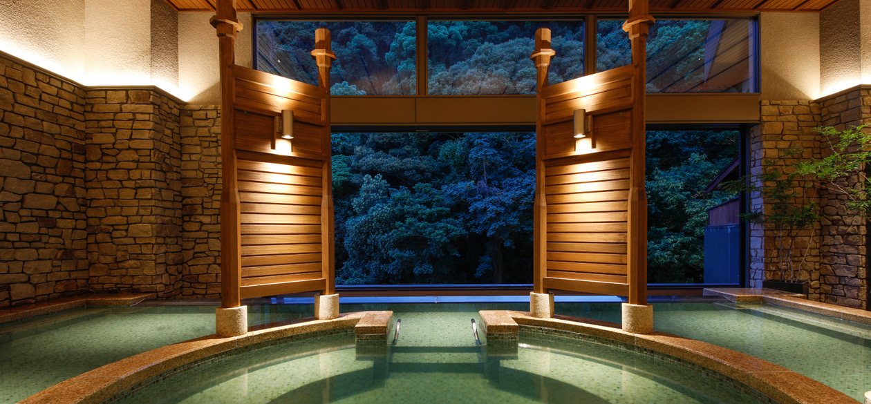 Individual bathing sections divided by wooden partitions (photo: hotel's official website).