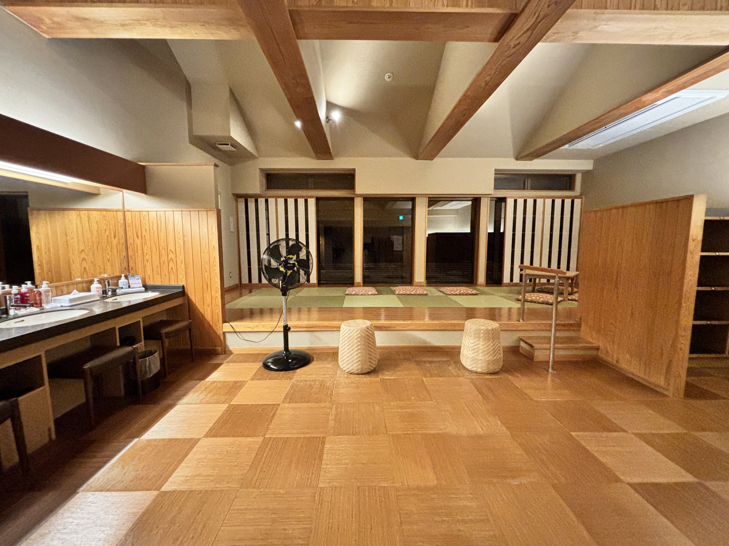 The spacious changing room.
