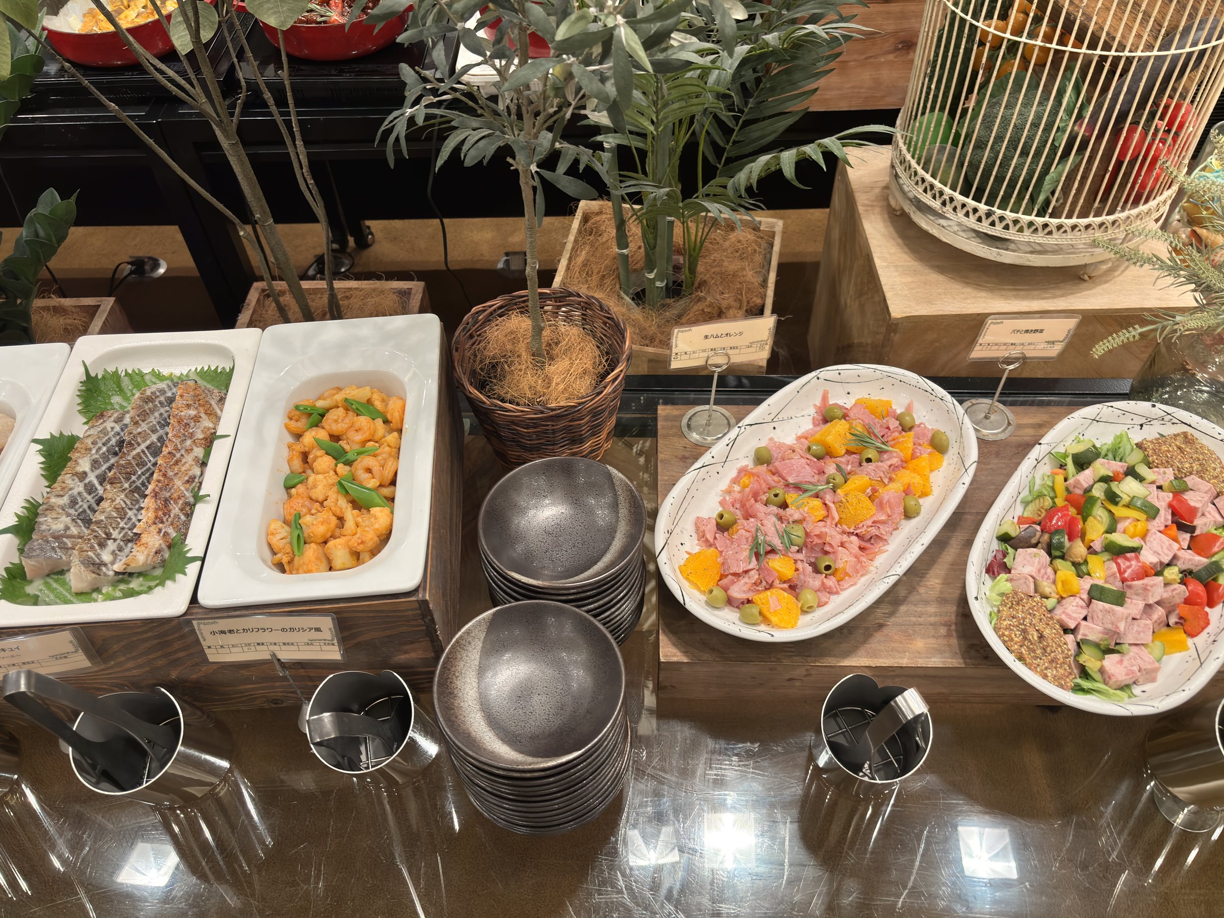 Cold dishes: carpaccio, salads and cured meats.